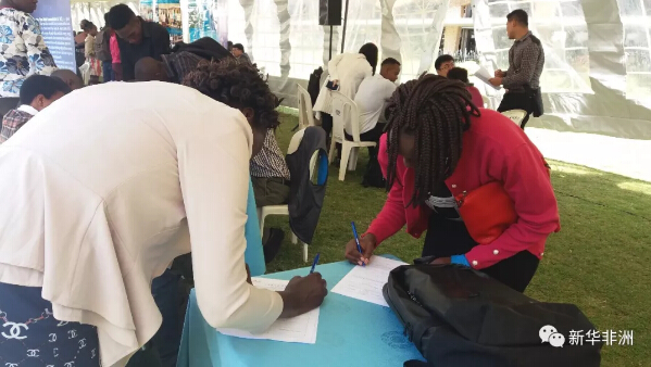 　　由内罗毕大学孔子学院主办，肯中经贸协会和肯尼亚中华总商会协办的中肯企业与肯尼亚高校大学生大型职业见面会20日在内罗毕大学举行。内罗毕大学孔子学院中方院长郭红介绍说，本次招聘会吸引了约50家中资企业和机构参与，提供的工作机会超过1000个。  　　郭红说，这是内罗毕大学孔子学院第二次举办校园招聘会，今年参与招聘的企业总数和工作机会均是去年的两倍多。与去年的招聘主要针对内罗毕大学毕业生不同，今年的招聘会已面向肯尼亚所有高校的应届毕业生或往届毕业生。  　　    　　肯尼大学生在进行招聘登记。新华社记者 王小鹏摄  　　据了解，12月是肯尼亚各大高校的毕业季。举办这一招聘会旨在满足广大华侨华人、中肯企业对各方面、各技术人才的需求。同时，给肯尼亚各高校大学生提供更多的就业机会，解决青年人才的就业问题，加强肯中两国交流与合作。主办方提供的数据显示，参与招聘的公司和机构共收到2200多份肯尼亚学生的简历。  　　内罗毕大学校长穆比希来到招聘会现场，对到场的公司和机构表示欢迎。他在讲话中说，年轻人是肯尼亚的未来，招聘会为肯尼亚的年轻人提供了与企业面对面交流的机会，希望这样的招聘会能够继续办下去。  　　    　　中国驻肯尼亚大使馆临时代办李旭航(右三)及参赞王学政(右二)在肯尼亚佩恩地产有限公司展位参观。(张力强供图)  　　中国驻肯尼亚大使馆临时代办、公使衔参赞李旭航在招聘会上致辞说，当前中肯关系正处在历史上最好的时期，中肯友好合作前景广阔。新形势下中国提出“构建人类命运共同体”理念和“一带一路”倡议，为中肯合作提供了广阔的前景。可以预计，中肯合作将迎来一个黄金时代。希望在肯中国企业同肯尼亚共同成长。  　　    　　中国路桥蒙内铁路运营公司工作人员在面试大学生。新华社记者 王小鹏摄  　　据了解，近年来，中资企业在肯经商的同时，积极履行社会责任，惠及当地社会。据肯中经贸协会提供的数据，截至2016年12月，该协会70余家会员企业为当地提供了超过4.2万个工作机会。  　　文章来自：新华非洲