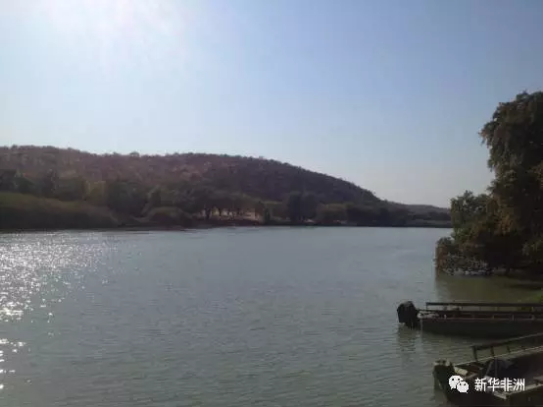 　　库内内，位于纳米比亚西北部，是纳米比亚第十三个行政区，因库内内河而得名。库内内河也是纳米比亚与安哥拉的界河。库内内地区居住着辛巴族、达马拉族、赫雷罗等多个民族。辛巴族又称红泥族，因不洗澡，仅在全身涂抹红泥而得名。  　　我们驾车从首都温得和克出发，一路北上，在埃托沙国家公园住宿一晚。第二日，抵达纳米比亚与安哥拉的边境小镇，距离首都800公里的洛卡纳(Ruacana)。  　　由于正值旱季，库内内河上游河水被水电站拦截，这里的洛卡纳瀑布仅有几支细流穿过岩石，堙没于谷底的乱石杂草中。从洛卡纳沿着库内内河一路向东，要在天黑前入住库内内河旅社。  　　    　　库内内河两岸风光。  　　河岸边的山间道路十分难走，我们以每小时30、40公里的速度前行。坑坑洼洼的土路只有四驱车或SUV才行。  　　天色越来越暗了，由于道路难行，已经无法在日落前赶到旅店。又赶上导航仪时常丢信号，几次走了错路。路上遇到一潭积水，不知道水的深浅，又不是四驱车，我们不敢贸然前行。  　　围着绕了几圈，都没有找到路。此时天已经完全黑了下来，我们前不着村，后不着店，心里不禁涌起一阵恐惧。  　　这时不知从何处，跑来一群红泥人孩子，司机请他们指路。于是，孩子们在前面奔跑，我们开车在后面尾随。翻过几个山坡儿、驶过几个急转弯儿，总算是绕过了泥潭。停下车子，其中一个年长的孩子，指着自己和他们的伙伴们，数着，“1，2，3，4，5，6。”我把随行带来的糖果、零食分给他们。孩子们很高兴，挥手道别。  　　    　　伊普帕瀑布边的当地儿童。  　　又走了将近半个小时，终于抵达了落脚旅店，人已被颠簸地七零八落，脑子沉沉，只希望明天的路能好走些。  　　第二天继续沿库内内河向西行驶，向一百多公里外伊普帕(Epupa)瀑布的方向前行。路过一条干涸的河床。沙子早已淹没了河床。不是四驱车的弊端再次显现，车子刚冲进河床边缘就沦陷了。好在有辛巴族的两个壮年小伙儿路过，帮助我们将车子从沙床里推了出去。过了沙地，前面的路依然难行，几次我都感觉车子走在悬崖峭壁上，心提到嗓子眼儿，又不敢大叫出来。生怕影响司机驾驶。  　　一路向西，沿途路过很多辛巴族人的村子。所谓村子，不过是用柴草围建的几间小屋，再用篱笆把这些柴草屋圈起来罢了。透过木头间的缝隙，窥视屋内，比家徒四壁还要家徒四壁。辛巴族人的所有财产就是那山间里放养的牛和羊了。  　　路上遇到很多辛巴族的孩子，老远地向我们打招呼。每每司机也会到跟前踩脚刹车，我则把事前准备好的糖果、零食分给这些孩子。孩子们像拿了圣诞礼物一样，说着“Thank you”跑开了。  　　    　　辛巴族孩子看不出性别，以额前束发进行区分，前面扎两个小辫子的是女孩，一个小辫子的是男儿。随着时代的变迁，辛巴族人与现代社会慢慢接轨，装束上也有很大的改变。  　　在几个村落之间，人口相对密集的地方会有小学、卫生站以及政府行政部门。要识别这些建筑也很简单，因为这些房子是全村或全镇最好的房子。学校一般是红色砖墙，个别的还有玻璃窗户。卫生站会有醒目的十字标识，墙上写着clinic或health等字样。而政府行政单位，则一般会挂着国旗。  　　在乡路上行驶，偶尔会看到“THE EDCUATION IS GREATER THAN LESS”一类的大字标语，类似于我国农村的“要想富，少生孩子多种树”。  　　    　　伊普帕瀑布景观。  　　正午时分终于到达目的地伊普帕瀑布。瀑布完全没有想象中的壮观。不过相比洛卡纳瀑布，起码还有水可看。司机说，“不来过，怎么知道呢。要学会随遇而安。这就是自然啊!”  　　文章来自：新华非洲