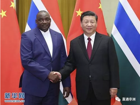 　　2017年12月21日，国家主席习近平在人民大会堂同来华进行国事访问的冈比亚总统巴罗举行会谈。两国元首一致同意，共同规划好中冈合作新蓝图，推动双边关系持续深入发展。  　　习近平指出，去年3月，中国同冈比亚实现复交，两国关系开启了新的篇章。事实证明，冈方作出同中国复交的决定，顺应时代发展潮流，符合两国和两国人民根本利益，是正确的选择。一年多来，双边各领域交流合作全面推进，合作成果切实惠及两国人民。  　　习近平强调，中方愿同冈方一道，保持两国关系良好发展势头，推动双方互利合作行稳致远，长远、有效地惠及两国人民。要牢牢把握一个中国原则和两国友好大方向，在涉及彼此核心利益和重大关切问题上相互理解和支持，永做真诚友好、平等相待的好朋友、好伙伴。要密切两国政府、政党、立法机构交往，加强治国理政经验交流。中方重视双方在农业、电力、基础设施等领域合作，愿帮助冈方增强自身造血能力，实现可持续发展。双方要加强文化、教育、新闻媒体、青年、妇女、卫生、旅游等各类民间交往，共同建设好孔子学院，筑牢两国友好的民意基础。中方愿同冈方加强安全领域合作，加强国际和地区事务中沟通协调，为维护西非地区和平稳定作出贡献。  　　习近平指出，中非是好朋友、好伙伴、好兄弟。中共十九大提出，中国将致力于同各国一道构建新型国际关系和人类命运共同体，将秉持正确义利观和真实亲诚理念，加强同包括非洲在内的发展中国家的团结合作。中国对外合作，不附加任何干涉其他国家内政的政治条件。中非合作的要义，就是要把中国发展同助力非洲发展紧密结合起来，实现合作共赢、共同发展。无论中国发展到哪一步，无论国际风云如何变幻，中国都将始终同非洲等广大发展中国家站在一起，永远做非洲的真诚朋友和可靠伙伴。冈比亚是中非合作论坛大家庭的新成员。中方愿同冈方一道推进落实论坛约翰内斯堡峰会成果，让两国人民更多受益。  　　巴罗表示，冈比亚珍视伟大中国的真诚友谊，十分感谢并永志不忘中国政府和人民自上世纪七十年代、特别是复交以来对冈比亚的无私帮助。中方在农业、卫生等领域的大力支持推动了冈比亚的国家发展和民生事业，我本人也曾受惠于中国医疗队的精心治疗。冈比亚人民尊重中国。冈中复交完全符合冈比亚人民的意愿，冈比亚将坚定奉行一个中国政策，愿加强两国经贸、农业、电力、基础设施、教育、旅游等各领域务实合作和人文交流，并继续在国际事务中密切沟通协调。冈比亚对中国经济社会发展成就深感钦佩，愿学习中方改革和发展经验，加强自身能力建设，实现国家发展。中国是非洲的真诚朋友，冈比亚愿积极参与中非合作论坛框架下合作。  　　会谈后，两国元首共同见证了两国政府关于互免持外交、公务护照人员签证的协定，中冈合作设立冈比亚大学孔子学院的协议及经济、贸易、投资、技术合作，基础设施建设，人力资源开发等领域双边合作文件的签署。  　　会谈前，习近平在人民大会堂北大厅为巴罗举行欢迎仪式。中共中央政治局委员、中央书记处书记、中央办公厅主任丁薛祥，中共中央政治局委员、国务委员杨洁篪，全国人大常委会副委员长沈跃跃，全国政协副主席马培华等参加。  　　文章来自：外交部网站