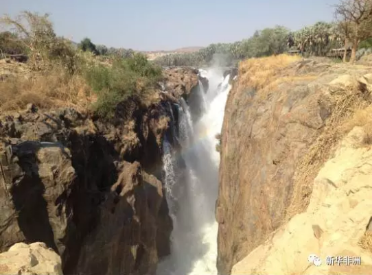 　　库内内，位于纳米比亚西北部，是纳米比亚第十三个行政区，因库内内河而得名。库内内河也是纳米比亚与安哥拉的界河。库内内地区居住着辛巴族、达马拉族、赫雷罗等多个民族。辛巴族又称红泥族，因不洗澡，仅在全身涂抹红泥而得名。  　　我们驾车从首都温得和克出发，一路北上，在埃托沙国家公园住宿一晚。第二日，抵达纳米比亚与安哥拉的边境小镇，距离首都800公里的洛卡纳(Ruacana)。  　　由于正值旱季，库内内河上游河水被水电站拦截，这里的洛卡纳瀑布仅有几支细流穿过岩石，堙没于谷底的乱石杂草中。从洛卡纳沿着库内内河一路向东，要在天黑前入住库内内河旅社。  　　    　　库内内河两岸风光。  　　河岸边的山间道路十分难走，我们以每小时30、40公里的速度前行。坑坑洼洼的土路只有四驱车或SUV才行。  　　天色越来越暗了，由于道路难行，已经无法在日落前赶到旅店。又赶上导航仪时常丢信号，几次走了错路。路上遇到一潭积水，不知道水的深浅，又不是四驱车，我们不敢贸然前行。  　　围着绕了几圈，都没有找到路。此时天已经完全黑了下来，我们前不着村，后不着店，心里不禁涌起一阵恐惧。  　　这时不知从何处，跑来一群红泥人孩子，司机请他们指路。于是，孩子们在前面奔跑，我们开车在后面尾随。翻过几个山坡儿、驶过几个急转弯儿，总算是绕过了泥潭。停下车子，其中一个年长的孩子，指着自己和他们的伙伴们，数着，“1，2，3，4，5，6。”我把随行带来的糖果、零食分给他们。孩子们很高兴，挥手道别。  　　    　　伊普帕瀑布边的当地儿童。  　　又走了将近半个小时，终于抵达了落脚旅店，人已被颠簸地七零八落，脑子沉沉，只希望明天的路能好走些。  　　第二天继续沿库内内河向西行驶，向一百多公里外伊普帕(Epupa)瀑布的方向前行。路过一条干涸的河床。沙子早已淹没了河床。不是四驱车的弊端再次显现，车子刚冲进河床边缘就沦陷了。好在有辛巴族的两个壮年小伙儿路过，帮助我们将车子从沙床里推了出去。过了沙地，前面的路依然难行，几次我都感觉车子走在悬崖峭壁上，心提到嗓子眼儿，又不敢大叫出来。生怕影响司机驾驶。  　　一路向西，沿途路过很多辛巴族人的村子。所谓村子，不过是用柴草围建的几间小屋，再用篱笆把这些柴草屋圈起来罢了。透过木头间的缝隙，窥视屋内，比家徒四壁还要家徒四壁。辛巴族人的所有财产就是那山间里放养的牛和羊了。  　　路上遇到很多辛巴族的孩子，老远地向我们打招呼。每每司机也会到跟前踩脚刹车，我则把事前准备好的糖果、零食分给这些孩子。孩子们像拿了圣诞礼物一样，说着“Thank you”跑开了。  　　    　　辛巴族孩子看不出性别，以额前束发进行区分，前面扎两个小辫子的是女孩，一个小辫子的是男儿。随着时代的变迁，辛巴族人与现代社会慢慢接轨，装束上也有很大的改变。  　　在几个村落之间，人口相对密集的地方会有小学、卫生站以及政府行政部门。要识别这些建筑也很简单，因为这些房子是全村或全镇最好的房子。学校一般是红色砖墙，个别的还有玻璃窗户。卫生站会有醒目的十字标识，墙上写着clinic或health等字样。而政府行政单位，则一般会挂着国旗。  　　在乡路上行驶，偶尔会看到“THE EDCUATION IS GREATER THAN LESS”一类的大字标语，类似于我国农村的“要想富，少生孩子多种树”。  　　    　　伊普帕瀑布景观。  　　正午时分终于到达目的地伊普帕瀑布。瀑布完全没有想象中的壮观。不过相比洛卡纳瀑布，起码还有水可看。司机说，“不来过，怎么知道呢。要学会随遇而安。这就是自然啊!”  　　文章来自：新华非洲