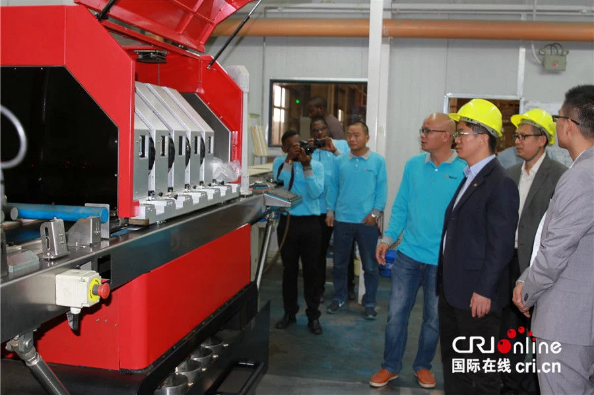 　　位于肯尼亚阿西河的中国武夷建筑工业化研发生产基地内，建筑预制件正在采用先进技术生产，厂房中的标语上写着“一带一路 建设美好未来” 。(摄影 王新俊)  　　国际在线消息(中国国际广播电台记者 王新俊): 肯尼亚是“一带一路”合作在非洲的重要支点和中非产能合作先行先试示范国家之一。如今，越来越多的中国企业参与到中肯产能合作项目当中。其中，中国武夷建筑工业化研发生产基地和特福陶瓷有限公司是两个代表性企业，在提高肯尼亚工业产能、尤其是建材工业化发展方面扮演着重要角色。12月21日，肯尼亚工业、贸易与合作部长阿丹•默罕默德对中国武夷建筑工业化研发生产基地和仓储式建材超市建设项目进行考察后予以高度评价。而作为东部非洲最大陶瓷企业，特福陶瓷有限公司的瓷砖产品份额已经占到了肯尼亚市场的85%。  　　福建建工集团下属中国武夷公司在肯尼亚有着多年的工程承包经验，承建了大量重要基础设施项目，在当地有着很高的知名度。中国武夷在内罗毕东南30公里的阿西河地区投资1亿美元建设的建筑工业化研发生产基地，已于去年8月建成投产，每年可提供3000套先进标准的住宅预制化产品，与其配套的东非地区最大仓储式建材超市项目也即将完工。  　　12月21日，在时隔一年后，肯尼亚工业、贸易与合作部长阿丹•默罕默德再次前往中国武夷建筑工业化研发生产基地和仓储式建材超市建设项目进行考察。在看到宽大明亮的生产车间里，各种类型建筑预制材料在生产线上加工生产时，阿丹对这一肯尼亚最先进的建筑工业化项目予以充分肯定和高度评价，认为其采用了先进技术，促进了当地就业和原材料使用，提高了房屋建设效率。他说:“为提高肯尼亚的建筑水平和质量，中国武夷公司投资1亿美元建设了这个建筑工业化研发生产基地，包括房梁、楼板、不同类型房屋的墙板都可以在这里预制生产。今后人们还可以到这里来购买他们所期望的预制建材，使用这种预制的材料，可以使房屋建设工期削减三分之一。”  　　阿丹•默罕默德认为，中国武夷建筑工业化研发生产基地和仓储式建材超市项目在肯中两国产能合作中有着重要作用。他表示:“这是一个能显著促进建筑工业发展的重要项目，是在肯雅塔总统访华后，在两国政府指导下的一项关键性的示范工程，我们要为中国武夷在这一项目的巨额投资喝彩!同时，它还有益于很多其他的发展商，显著降低建筑成本，相信未来其价值会不断提升。”  　　陪同阿丹•默罕默德考察的中国驻肯尼亚大使馆临时代办、公使衔参赞李旭航表示，当前中国正在与非洲国家共同构建中非命运共同体，肯尼亚是四个中非产能合作先行先试示范国家之一，中国武夷建筑工业化研发生产基地和仓储式建材超市项目是两国产能合作的一个范例。李旭航说:“武夷这一项目是中非产能合作的一个早期收获。当前，中国政府正在鼓励越来越的的中国企业到非洲投资、进行产能合作，以帮助非洲实现工业化，我想今后这样的合作事例会更多。”  　　位于肯尼亚南部卡贾多郡境内的特福陶瓷有限公司，由广东科达洁能股份有限公司与广东森大贸易有限公司共同投资7000万美元建设。陶瓷厂占地约25万平方米，一期工程于2016年11月投产，设计能力为每天生产陶瓷地砖2.3万平米，目前已达到日产3.05万平米，二期工程将于2018年2月投产。每天，都有数百位肯尼亚员工和几十位中方技术人员一起，在机声隆隆的瓷砖生产流水线旁忙碌。而在一箱箱准备运往市场销售的瓷砖包装箱上，都印着“Made in Kenya”(肯尼亚制造)字样。  　　据森大肯尼亚分公司贸易公司总经理吴志凡介绍，作为东非最大陶瓷企业，特福陶瓷产品目前已经占到肯尼亚瓷砖生产市场的85%，大幅度实现了进口替代，而85%的产品在肯尼亚本地销售，部分产品出口到乌干达、刚果(金)等邻国。吴志凡说，特福陶瓷希望做一个中非产能合作的典型企业，同时将致力于在非洲做一个百年企业。  　　吴志凡说:“我们目前雇佣的当地劳工-不算临时工和外包单位-签正式合同的目前已经达到了750人，未来三期工程投产后，将创造直接就业一千人。未来三年之内，我们打算逐步本地化，我们想在非洲做一个百年企业，必须要有一些突出的亮点，就是公司必须与社区居民共同发展、合作共赢。”  　　    　　12月21日，肯尼亚工业、贸易与合作部长阿丹•默罕默德(前中一)、中国驻肯尼亚大使馆临时代办、公使衔参赞李旭航(前中二)及参赞王学政(右一)等在中国武夷建筑工业化研发生产基地考察。 (摄影 王新俊)  　　    　　12月21日，肯尼亚工业、贸易与合作部长阿丹•默罕默德(左)、中国驻肯尼亚大使馆临时代办、公使衔参赞李旭航观看中国武夷建筑工业化研发生产基地建筑预制件产品介绍。 (摄影 王新俊)  　　    　　12月21日，中肯员工在中国武夷建筑工业化研发生产基地车间内工作。 (摄影 王新俊)  　　    　　12月21日，肯尼亚工人在中国武夷建筑工业化研发生产基地车间内工作。 (摄影 王新俊)  　　    　　12月21日，中国驻肯尼亚大使馆临时代办、公使衔参赞李旭航(右三)及参赞王学政(右二)等在特福陶瓷有限公司考察。  　　文章来自：国际在线