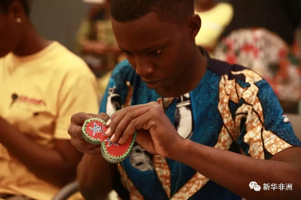 　　“我从来没有见过这么精致的刺绣工艺!”贝宁中国文化中心里传出阵阵惊叹声。  　　17日，贝宁中国文化中心邀请广西马尾绣工艺大师吴芳来贝宁开班授课，展现中国非物质文化遗产马尾绣的魅力。  　　    　　非遗传承人吴芳老师介绍马尾绣  　　马尾绣，是水族妇女世代传承的、以马尾作为重要原材料的一种特殊刺绣技艺。这种民间传统绣法采用马尾外包一层丝线进行刺绣，工艺十分复杂。手工制作的绣品具有浓烈的地方特色，质感立体，造型夸张，极具艺术感染力，被誉为中国刺绣的活化石。  　　本次培训分为文化背景介绍和现场演示教学两个部分。  　　    　　培训班现场  　　吴芳老师首先向学员介绍了马尾绣的文化背景及制作步骤。由于马尾绣制作工序繁琐细致，一件完整的工艺品通常情况下需要经过制作马尾线、固定框架图案、镶边、“填心”、钉“金线”、装订等六道工序才能最终完工。为了保证教学的趣味性，本次培训采用了半成品材料包。  　　    　　吴芳老师讲解马尾绣技巧  　　在吴老师的指导下，学员们先后体验了用马尾线装饰绣片和刺绣等工序，仅仅是制作马尾线这第一道工序就足以令人打退堂鼓。经过两个多小时的努力，终于缝合了香囊，完成了各自的作品。  　　一位名叫莫里斯的当地设计师说，非常感谢贝宁中国文化中心一直以来精心组织各类文化活动，促进了贝宁民众对中国的了解，增进了中贝两国人民的友谊，也丰富了当地居民的文化生活。  　　    　　当地学院认真制作马尾绣  　　“这次的马尾绣培训，让我有机会与远道而来的中国工艺大师近距离交流学习，中国民间工艺实在是太令人惊叹了。希望中心今后多点举办此类培训。”参加培训的当地学员勒穆说。  　　据了解，本次培训属于“织染绣彩·八桂茶香——广西文化体验工作坊”系列活动的一部分，由贝宁文化中心主办，获得中国驻贝宁使馆文化处支持。  　　文章来自：新华非洲