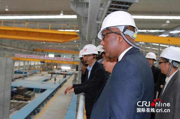 　　位于肯尼亚阿西河的中国武夷建筑工业化研发生产基地内，建筑预制件正在采用先进技术生产，厂房中的标语上写着“一带一路 建设美好未来” 。(摄影 王新俊)  　　国际在线消息(中国国际广播电台记者 王新俊): 肯尼亚是“一带一路”合作在非洲的重要支点和中非产能合作先行先试示范国家之一。如今，越来越多的中国企业参与到中肯产能合作项目当中。其中，中国武夷建筑工业化研发生产基地和特福陶瓷有限公司是两个代表性企业，在提高肯尼亚工业产能、尤其是建材工业化发展方面扮演着重要角色。12月21日，肯尼亚工业、贸易与合作部长阿丹•默罕默德对中国武夷建筑工业化研发生产基地和仓储式建材超市建设项目进行考察后予以高度评价。而作为东部非洲最大陶瓷企业，特福陶瓷有限公司的瓷砖产品份额已经占到了肯尼亚市场的85%。  　　福建建工集团下属中国武夷公司在肯尼亚有着多年的工程承包经验，承建了大量重要基础设施项目，在当地有着很高的知名度。中国武夷在内罗毕东南30公里的阿西河地区投资1亿美元建设的建筑工业化研发生产基地，已于去年8月建成投产，每年可提供3000套先进标准的住宅预制化产品，与其配套的东非地区最大仓储式建材超市项目也即将完工。  　　12月21日，在时隔一年后，肯尼亚工业、贸易与合作部长阿丹•默罕默德再次前往中国武夷建筑工业化研发生产基地和仓储式建材超市建设项目进行考察。在看到宽大明亮的生产车间里，各种类型建筑预制材料在生产线上加工生产时，阿丹对这一肯尼亚最先进的建筑工业化项目予以充分肯定和高度评价，认为其采用了先进技术，促进了当地就业和原材料使用，提高了房屋建设效率。他说:“为提高肯尼亚的建筑水平和质量，中国武夷公司投资1亿美元建设了这个建筑工业化研发生产基地，包括房梁、楼板、不同类型房屋的墙板都可以在这里预制生产。今后人们还可以到这里来购买他们所期望的预制建材，使用这种预制的材料，可以使房屋建设工期削减三分之一。”  　　阿丹•默罕默德认为，中国武夷建筑工业化研发生产基地和仓储式建材超市项目在肯中两国产能合作中有着重要作用。他表示:“这是一个能显著促进建筑工业发展的重要项目，是在肯雅塔总统访华后，在两国政府指导下的一项关键性的示范工程，我们要为中国武夷在这一项目的巨额投资喝彩!同时，它还有益于很多其他的发展商，显著降低建筑成本，相信未来其价值会不断提升。”  　　陪同阿丹•默罕默德考察的中国驻肯尼亚大使馆临时代办、公使衔参赞李旭航表示，当前中国正在与非洲国家共同构建中非命运共同体，肯尼亚是四个中非产能合作先行先试示范国家之一，中国武夷建筑工业化研发生产基地和仓储式建材超市项目是两国产能合作的一个范例。李旭航说:“武夷这一项目是中非产能合作的一个早期收获。当前，中国政府正在鼓励越来越的的中国企业到非洲投资、进行产能合作，以帮助非洲实现工业化，我想今后这样的合作事例会更多。”  　　位于肯尼亚南部卡贾多郡境内的特福陶瓷有限公司，由广东科达洁能股份有限公司与广东森大贸易有限公司共同投资7000万美元建设。陶瓷厂占地约25万平方米，一期工程于2016年11月投产，设计能力为每天生产陶瓷地砖2.3万平米，目前已达到日产3.05万平米，二期工程将于2018年2月投产。每天，都有数百位肯尼亚员工和几十位中方技术人员一起，在机声隆隆的瓷砖生产流水线旁忙碌。而在一箱箱准备运往市场销售的瓷砖包装箱上，都印着“Made in Kenya”(肯尼亚制造)字样。  　　据森大肯尼亚分公司贸易公司总经理吴志凡介绍，作为东非最大陶瓷企业，特福陶瓷产品目前已经占到肯尼亚瓷砖生产市场的85%，大幅度实现了进口替代，而85%的产品在肯尼亚本地销售，部分产品出口到乌干达、刚果(金)等邻国。吴志凡说，特福陶瓷希望做一个中非产能合作的典型企业，同时将致力于在非洲做一个百年企业。  　　吴志凡说:“我们目前雇佣的当地劳工-不算临时工和外包单位-签正式合同的目前已经达到了750人，未来三期工程投产后，将创造直接就业一千人。未来三年之内，我们打算逐步本地化，我们想在非洲做一个百年企业，必须要有一些突出的亮点，就是公司必须与社区居民共同发展、合作共赢。”  　　    　　12月21日，肯尼亚工业、贸易与合作部长阿丹•默罕默德(前中一)、中国驻肯尼亚大使馆临时代办、公使衔参赞李旭航(前中二)及参赞王学政(右一)等在中国武夷建筑工业化研发生产基地考察。 (摄影 王新俊)  　　    　　12月21日，肯尼亚工业、贸易与合作部长阿丹•默罕默德(左)、中国驻肯尼亚大使馆临时代办、公使衔参赞李旭航观看中国武夷建筑工业化研发生产基地建筑预制件产品介绍。 (摄影 王新俊)  　　    　　12月21日，中肯员工在中国武夷建筑工业化研发生产基地车间内工作。 (摄影 王新俊)  　　    　　12月21日，肯尼亚工人在中国武夷建筑工业化研发生产基地车间内工作。 (摄影 王新俊)  　　    　　12月21日，中国驻肯尼亚大使馆临时代办、公使衔参赞李旭航(右三)及参赞王学政(右二)等在特福陶瓷有限公司考察。  　　文章来自：国际在线
