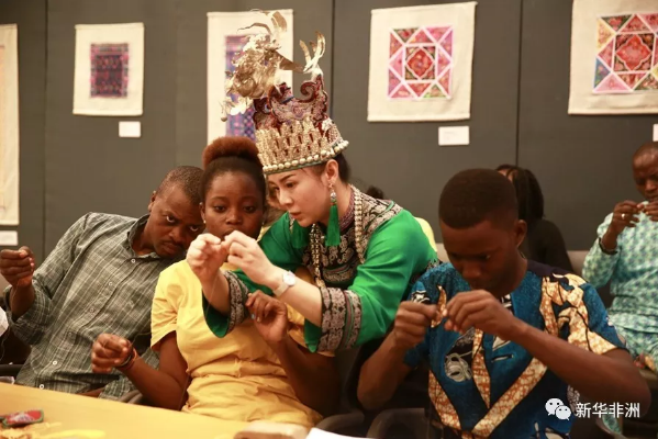 　　“我从来没有见过这么精致的刺绣工艺!”贝宁中国文化中心里传出阵阵惊叹声。  　　17日，贝宁中国文化中心邀请广西马尾绣工艺大师吴芳来贝宁开班授课，展现中国非物质文化遗产马尾绣的魅力。  　　    　　非遗传承人吴芳老师介绍马尾绣  　　马尾绣，是水族妇女世代传承的、以马尾作为重要原材料的一种特殊刺绣技艺。这种民间传统绣法采用马尾外包一层丝线进行刺绣，工艺十分复杂。手工制作的绣品具有浓烈的地方特色，质感立体，造型夸张，极具艺术感染力，被誉为中国刺绣的活化石。  　　本次培训分为文化背景介绍和现场演示教学两个部分。  　　    　　培训班现场  　　吴芳老师首先向学员介绍了马尾绣的文化背景及制作步骤。由于马尾绣制作工序繁琐细致，一件完整的工艺品通常情况下需要经过制作马尾线、固定框架图案、镶边、“填心”、钉“金线”、装订等六道工序才能最终完工。为了保证教学的趣味性，本次培训采用了半成品材料包。  　　    　　吴芳老师讲解马尾绣技巧  　　在吴老师的指导下，学员们先后体验了用马尾线装饰绣片和刺绣等工序，仅仅是制作马尾线这第一道工序就足以令人打退堂鼓。经过两个多小时的努力，终于缝合了香囊，完成了各自的作品。  　　一位名叫莫里斯的当地设计师说，非常感谢贝宁中国文化中心一直以来精心组织各类文化活动，促进了贝宁民众对中国的了解，增进了中贝两国人民的友谊，也丰富了当地居民的文化生活。  　　    　　当地学院认真制作马尾绣  　　“这次的马尾绣培训，让我有机会与远道而来的中国工艺大师近距离交流学习，中国民间工艺实在是太令人惊叹了。希望中心今后多点举办此类培训。”参加培训的当地学员勒穆说。  　　据了解，本次培训属于“织染绣彩·八桂茶香——广西文化体验工作坊”系列活动的一部分，由贝宁文化中心主办，获得中国驻贝宁使馆文化处支持。  　　文章来自：新华非洲