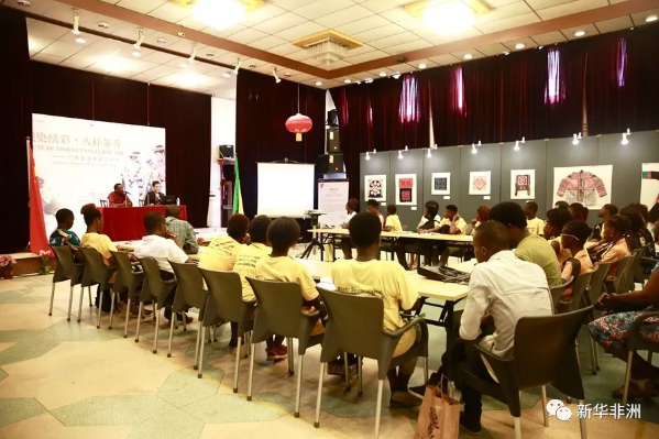 　　“我从来没有见过这么精致的刺绣工艺!”贝宁中国文化中心里传出阵阵惊叹声。  　　17日，贝宁中国文化中心邀请广西马尾绣工艺大师吴芳来贝宁开班授课，展现中国非物质文化遗产马尾绣的魅力。  　　    　　非遗传承人吴芳老师介绍马尾绣  　　马尾绣，是水族妇女世代传承的、以马尾作为重要原材料的一种特殊刺绣技艺。这种民间传统绣法采用马尾外包一层丝线进行刺绣，工艺十分复杂。手工制作的绣品具有浓烈的地方特色，质感立体，造型夸张，极具艺术感染力，被誉为中国刺绣的活化石。  　　本次培训分为文化背景介绍和现场演示教学两个部分。  　　    　　培训班现场  　　吴芳老师首先向学员介绍了马尾绣的文化背景及制作步骤。由于马尾绣制作工序繁琐细致，一件完整的工艺品通常情况下需要经过制作马尾线、固定框架图案、镶边、“填心”、钉“金线”、装订等六道工序才能最终完工。为了保证教学的趣味性，本次培训采用了半成品材料包。  　　    　　吴芳老师讲解马尾绣技巧  　　在吴老师的指导下，学员们先后体验了用马尾线装饰绣片和刺绣等工序，仅仅是制作马尾线这第一道工序就足以令人打退堂鼓。经过两个多小时的努力，终于缝合了香囊，完成了各自的作品。  　　一位名叫莫里斯的当地设计师说，非常感谢贝宁中国文化中心一直以来精心组织各类文化活动，促进了贝宁民众对中国的了解，增进了中贝两国人民的友谊，也丰富了当地居民的文化生活。  　　    　　当地学院认真制作马尾绣  　　“这次的马尾绣培训，让我有机会与远道而来的中国工艺大师近距离交流学习，中国民间工艺实在是太令人惊叹了。希望中心今后多点举办此类培训。”参加培训的当地学员勒穆说。  　　据了解，本次培训属于“织染绣彩·八桂茶香——广西文化体验工作坊”系列活动的一部分，由贝宁文化中心主办，获得中国驻贝宁使馆文化处支持。  　　文章来自：新华非洲