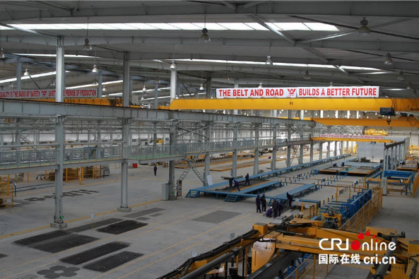 　　位于肯尼亚阿西河的中国武夷建筑工业化研发生产基地内，建筑预制件正在采用先进技术生产，厂房中的标语上写着“一带一路 建设美好未来” 。(摄影 王新俊)  　　国际在线消息(中国国际广播电台记者 王新俊): 肯尼亚是“一带一路”合作在非洲的重要支点和中非产能合作先行先试示范国家之一。如今，越来越多的中国企业参与到中肯产能合作项目当中。其中，中国武夷建筑工业化研发生产基地和特福陶瓷有限公司是两个代表性企业，在提高肯尼亚工业产能、尤其是建材工业化发展方面扮演着重要角色。12月21日，肯尼亚工业、贸易与合作部长阿丹•默罕默德对中国武夷建筑工业化研发生产基地和仓储式建材超市建设项目进行考察后予以高度评价。而作为东部非洲最大陶瓷企业，特福陶瓷有限公司的瓷砖产品份额已经占到了肯尼亚市场的85%。  　　福建建工集团下属中国武夷公司在肯尼亚有着多年的工程承包经验，承建了大量重要基础设施项目，在当地有着很高的知名度。中国武夷在内罗毕东南30公里的阿西河地区投资1亿美元建设的建筑工业化研发生产基地，已于去年8月建成投产，每年可提供3000套先进标准的住宅预制化产品，与其配套的东非地区最大仓储式建材超市项目也即将完工。  　　12月21日，在时隔一年后，肯尼亚工业、贸易与合作部长阿丹•默罕默德再次前往中国武夷建筑工业化研发生产基地和仓储式建材超市建设项目进行考察。在看到宽大明亮的生产车间里，各种类型建筑预制材料在生产线上加工生产时，阿丹对这一肯尼亚最先进的建筑工业化项目予以充分肯定和高度评价，认为其采用了先进技术，促进了当地就业和原材料使用，提高了房屋建设效率。他说:“为提高肯尼亚的建筑水平和质量，中国武夷公司投资1亿美元建设了这个建筑工业化研发生产基地，包括房梁、楼板、不同类型房屋的墙板都可以在这里预制生产。今后人们还可以到这里来购买他们所期望的预制建材，使用这种预制的材料，可以使房屋建设工期削减三分之一。”  　　阿丹•默罕默德认为，中国武夷建筑工业化研发生产基地和仓储式建材超市项目在肯中两国产能合作中有着重要作用。他表示:“这是一个能显著促进建筑工业发展的重要项目，是在肯雅塔总统访华后，在两国政府指导下的一项关键性的示范工程，我们要为中国武夷在这一项目的巨额投资喝彩!同时，它还有益于很多其他的发展商，显著降低建筑成本，相信未来其价值会不断提升。”  　　陪同阿丹•默罕默德考察的中国驻肯尼亚大使馆临时代办、公使衔参赞李旭航表示，当前中国正在与非洲国家共同构建中非命运共同体，肯尼亚是四个中非产能合作先行先试示范国家之一，中国武夷建筑工业化研发生产基地和仓储式建材超市项目是两国产能合作的一个范例。李旭航说:“武夷这一项目是中非产能合作的一个早期收获。当前，中国政府正在鼓励越来越的的中国企业到非洲投资、进行产能合作，以帮助非洲实现工业化，我想今后这样的合作事例会更多。”  　　位于肯尼亚南部卡贾多郡境内的特福陶瓷有限公司，由广东科达洁能股份有限公司与广东森大贸易有限公司共同投资7000万美元建设。陶瓷厂占地约25万平方米，一期工程于2016年11月投产，设计能力为每天生产陶瓷地砖2.3万平米，目前已达到日产3.05万平米，二期工程将于2018年2月投产。每天，都有数百位肯尼亚员工和几十位中方技术人员一起，在机声隆隆的瓷砖生产流水线旁忙碌。而在一箱箱准备运往市场销售的瓷砖包装箱上，都印着“Made in Kenya”(肯尼亚制造)字样。  　　据森大肯尼亚分公司贸易公司总经理吴志凡介绍，作为东非最大陶瓷企业，特福陶瓷产品目前已经占到肯尼亚瓷砖生产市场的85%，大幅度实现了进口替代，而85%的产品在肯尼亚本地销售，部分产品出口到乌干达、刚果(金)等邻国。吴志凡说，特福陶瓷希望做一个中非产能合作的典型企业，同时将致力于在非洲做一个百年企业。  　　吴志凡说:“我们目前雇佣的当地劳工-不算临时工和外包单位-签正式合同的目前已经达到了750人，未来三期工程投产后，将创造直接就业一千人。未来三年之内，我们打算逐步本地化，我们想在非洲做一个百年企业，必须要有一些突出的亮点，就是公司必须与社区居民共同发展、合作共赢。”  　　    　　12月21日，肯尼亚工业、贸易与合作部长阿丹•默罕默德(前中一)、中国驻肯尼亚大使馆临时代办、公使衔参赞李旭航(前中二)及参赞王学政(右一)等在中国武夷建筑工业化研发生产基地考察。 (摄影 王新俊)  　　    　　12月21日，肯尼亚工业、贸易与合作部长阿丹•默罕默德(左)、中国驻肯尼亚大使馆临时代办、公使衔参赞李旭航观看中国武夷建筑工业化研发生产基地建筑预制件产品介绍。 (摄影 王新俊)  　　    　　12月21日，中肯员工在中国武夷建筑工业化研发生产基地车间内工作。 (摄影 王新俊)  　　    　　12月21日，肯尼亚工人在中国武夷建筑工业化研发生产基地车间内工作。 (摄影 王新俊)  　　    　　12月21日，中国驻肯尼亚大使馆临时代办、公使衔参赞李旭航(右三)及参赞王学政(右二)等在特福陶瓷有限公司考察。  　　文章来自：国际在线