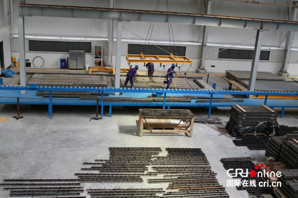 　　位于肯尼亚阿西河的中国武夷建筑工业化研发生产基地内，建筑预制件正在采用先进技术生产，厂房中的标语上写着“一带一路 建设美好未来” 。(摄影 王新俊)  　　国际在线消息(中国国际广播电台记者 王新俊): 肯尼亚是“一带一路”合作在非洲的重要支点和中非产能合作先行先试示范国家之一。如今，越来越多的中国企业参与到中肯产能合作项目当中。其中，中国武夷建筑工业化研发生产基地和特福陶瓷有限公司是两个代表性企业，在提高肯尼亚工业产能、尤其是建材工业化发展方面扮演着重要角色。12月21日，肯尼亚工业、贸易与合作部长阿丹•默罕默德对中国武夷建筑工业化研发生产基地和仓储式建材超市建设项目进行考察后予以高度评价。而作为东部非洲最大陶瓷企业，特福陶瓷有限公司的瓷砖产品份额已经占到了肯尼亚市场的85%。  　　福建建工集团下属中国武夷公司在肯尼亚有着多年的工程承包经验，承建了大量重要基础设施项目，在当地有着很高的知名度。中国武夷在内罗毕东南30公里的阿西河地区投资1亿美元建设的建筑工业化研发生产基地，已于去年8月建成投产，每年可提供3000套先进标准的住宅预制化产品，与其配套的东非地区最大仓储式建材超市项目也即将完工。  　　12月21日，在时隔一年后，肯尼亚工业、贸易与合作部长阿丹•默罕默德再次前往中国武夷建筑工业化研发生产基地和仓储式建材超市建设项目进行考察。在看到宽大明亮的生产车间里，各种类型建筑预制材料在生产线上加工生产时，阿丹对这一肯尼亚最先进的建筑工业化项目予以充分肯定和高度评价，认为其采用了先进技术，促进了当地就业和原材料使用，提高了房屋建设效率。他说:“为提高肯尼亚的建筑水平和质量，中国武夷公司投资1亿美元建设了这个建筑工业化研发生产基地，包括房梁、楼板、不同类型房屋的墙板都可以在这里预制生产。今后人们还可以到这里来购买他们所期望的预制建材，使用这种预制的材料，可以使房屋建设工期削减三分之一。”  　　阿丹•默罕默德认为，中国武夷建筑工业化研发生产基地和仓储式建材超市项目在肯中两国产能合作中有着重要作用。他表示:“这是一个能显著促进建筑工业发展的重要项目，是在肯雅塔总统访华后，在两国政府指导下的一项关键性的示范工程，我们要为中国武夷在这一项目的巨额投资喝彩!同时，它还有益于很多其他的发展商，显著降低建筑成本，相信未来其价值会不断提升。”  　　陪同阿丹•默罕默德考察的中国驻肯尼亚大使馆临时代办、公使衔参赞李旭航表示，当前中国正在与非洲国家共同构建中非命运共同体，肯尼亚是四个中非产能合作先行先试示范国家之一，中国武夷建筑工业化研发生产基地和仓储式建材超市项目是两国产能合作的一个范例。李旭航说:“武夷这一项目是中非产能合作的一个早期收获。当前，中国政府正在鼓励越来越的的中国企业到非洲投资、进行产能合作，以帮助非洲实现工业化，我想今后这样的合作事例会更多。”  　　位于肯尼亚南部卡贾多郡境内的特福陶瓷有限公司，由广东科达洁能股份有限公司与广东森大贸易有限公司共同投资7000万美元建设。陶瓷厂占地约25万平方米，一期工程于2016年11月投产，设计能力为每天生产陶瓷地砖2.3万平米，目前已达到日产3.05万平米，二期工程将于2018年2月投产。每天，都有数百位肯尼亚员工和几十位中方技术人员一起，在机声隆隆的瓷砖生产流水线旁忙碌。而在一箱箱准备运往市场销售的瓷砖包装箱上，都印着“Made in Kenya”(肯尼亚制造)字样。  　　据森大肯尼亚分公司贸易公司总经理吴志凡介绍，作为东非最大陶瓷企业，特福陶瓷产品目前已经占到肯尼亚瓷砖生产市场的85%，大幅度实现了进口替代，而85%的产品在肯尼亚本地销售，部分产品出口到乌干达、刚果(金)等邻国。吴志凡说，特福陶瓷希望做一个中非产能合作的典型企业，同时将致力于在非洲做一个百年企业。  　　吴志凡说:“我们目前雇佣的当地劳工-不算临时工和外包单位-签正式合同的目前已经达到了750人，未来三期工程投产后，将创造直接就业一千人。未来三年之内，我们打算逐步本地化，我们想在非洲做一个百年企业，必须要有一些突出的亮点，就是公司必须与社区居民共同发展、合作共赢。”  　　    　　12月21日，肯尼亚工业、贸易与合作部长阿丹•默罕默德(前中一)、中国驻肯尼亚大使馆临时代办、公使衔参赞李旭航(前中二)及参赞王学政(右一)等在中国武夷建筑工业化研发生产基地考察。 (摄影 王新俊)  　　    　　12月21日，肯尼亚工业、贸易与合作部长阿丹•默罕默德(左)、中国驻肯尼亚大使馆临时代办、公使衔参赞李旭航观看中国武夷建筑工业化研发生产基地建筑预制件产品介绍。 (摄影 王新俊)  　　    　　12月21日，中肯员工在中国武夷建筑工业化研发生产基地车间内工作。 (摄影 王新俊)  　　    　　12月21日，肯尼亚工人在中国武夷建筑工业化研发生产基地车间内工作。 (摄影 王新俊)  　　    　　12月21日，中国驻肯尼亚大使馆临时代办、公使衔参赞李旭航(右三)及参赞王学政(右二)等在特福陶瓷有限公司考察。  　　文章来自：国际在线