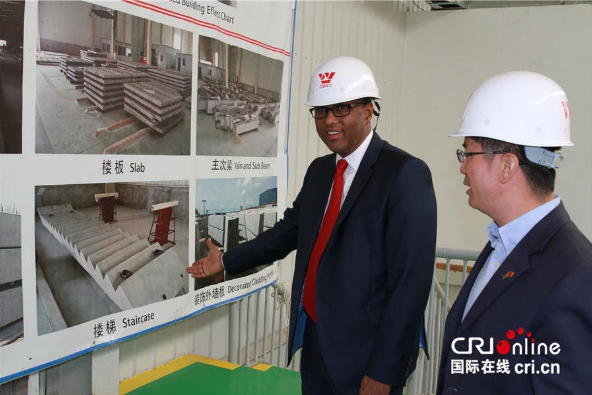 　　位于肯尼亚阿西河的中国武夷建筑工业化研发生产基地内，建筑预制件正在采用先进技术生产，厂房中的标语上写着“一带一路 建设美好未来” 。(摄影 王新俊)  　　国际在线消息(中国国际广播电台记者 王新俊): 肯尼亚是“一带一路”合作在非洲的重要支点和中非产能合作先行先试示范国家之一。如今，越来越多的中国企业参与到中肯产能合作项目当中。其中，中国武夷建筑工业化研发生产基地和特福陶瓷有限公司是两个代表性企业，在提高肯尼亚工业产能、尤其是建材工业化发展方面扮演着重要角色。12月21日，肯尼亚工业、贸易与合作部长阿丹•默罕默德对中国武夷建筑工业化研发生产基地和仓储式建材超市建设项目进行考察后予以高度评价。而作为东部非洲最大陶瓷企业，特福陶瓷有限公司的瓷砖产品份额已经占到了肯尼亚市场的85%。  　　福建建工集团下属中国武夷公司在肯尼亚有着多年的工程承包经验，承建了大量重要基础设施项目，在当地有着很高的知名度。中国武夷在内罗毕东南30公里的阿西河地区投资1亿美元建设的建筑工业化研发生产基地，已于去年8月建成投产，每年可提供3000套先进标准的住宅预制化产品，与其配套的东非地区最大仓储式建材超市项目也即将完工。  　　12月21日，在时隔一年后，肯尼亚工业、贸易与合作部长阿丹•默罕默德再次前往中国武夷建筑工业化研发生产基地和仓储式建材超市建设项目进行考察。在看到宽大明亮的生产车间里，各种类型建筑预制材料在生产线上加工生产时，阿丹对这一肯尼亚最先进的建筑工业化项目予以充分肯定和高度评价，认为其采用了先进技术，促进了当地就业和原材料使用，提高了房屋建设效率。他说:“为提高肯尼亚的建筑水平和质量，中国武夷公司投资1亿美元建设了这个建筑工业化研发生产基地，包括房梁、楼板、不同类型房屋的墙板都可以在这里预制生产。今后人们还可以到这里来购买他们所期望的预制建材，使用这种预制的材料，可以使房屋建设工期削减三分之一。”  　　阿丹•默罕默德认为，中国武夷建筑工业化研发生产基地和仓储式建材超市项目在肯中两国产能合作中有着重要作用。他表示:“这是一个能显著促进建筑工业发展的重要项目，是在肯雅塔总统访华后，在两国政府指导下的一项关键性的示范工程，我们要为中国武夷在这一项目的巨额投资喝彩!同时，它还有益于很多其他的发展商，显著降低建筑成本，相信未来其价值会不断提升。”  　　陪同阿丹•默罕默德考察的中国驻肯尼亚大使馆临时代办、公使衔参赞李旭航表示，当前中国正在与非洲国家共同构建中非命运共同体，肯尼亚是四个中非产能合作先行先试示范国家之一，中国武夷建筑工业化研发生产基地和仓储式建材超市项目是两国产能合作的一个范例。李旭航说:“武夷这一项目是中非产能合作的一个早期收获。当前，中国政府正在鼓励越来越的的中国企业到非洲投资、进行产能合作，以帮助非洲实现工业化，我想今后这样的合作事例会更多。”  　　位于肯尼亚南部卡贾多郡境内的特福陶瓷有限公司，由广东科达洁能股份有限公司与广东森大贸易有限公司共同投资7000万美元建设。陶瓷厂占地约25万平方米，一期工程于2016年11月投产，设计能力为每天生产陶瓷地砖2.3万平米，目前已达到日产3.05万平米，二期工程将于2018年2月投产。每天，都有数百位肯尼亚员工和几十位中方技术人员一起，在机声隆隆的瓷砖生产流水线旁忙碌。而在一箱箱准备运往市场销售的瓷砖包装箱上，都印着“Made in Kenya”(肯尼亚制造)字样。  　　据森大肯尼亚分公司贸易公司总经理吴志凡介绍，作为东非最大陶瓷企业，特福陶瓷产品目前已经占到肯尼亚瓷砖生产市场的85%，大幅度实现了进口替代，而85%的产品在肯尼亚本地销售，部分产品出口到乌干达、刚果(金)等邻国。吴志凡说，特福陶瓷希望做一个中非产能合作的典型企业，同时将致力于在非洲做一个百年企业。  　　吴志凡说:“我们目前雇佣的当地劳工-不算临时工和外包单位-签正式合同的目前已经达到了750人，未来三期工程投产后，将创造直接就业一千人。未来三年之内，我们打算逐步本地化，我们想在非洲做一个百年企业，必须要有一些突出的亮点，就是公司必须与社区居民共同发展、合作共赢。”  　　    　　12月21日，肯尼亚工业、贸易与合作部长阿丹•默罕默德(前中一)、中国驻肯尼亚大使馆临时代办、公使衔参赞李旭航(前中二)及参赞王学政(右一)等在中国武夷建筑工业化研发生产基地考察。 (摄影 王新俊)  　　    　　12月21日，肯尼亚工业、贸易与合作部长阿丹•默罕默德(左)、中国驻肯尼亚大使馆临时代办、公使衔参赞李旭航观看中国武夷建筑工业化研发生产基地建筑预制件产品介绍。 (摄影 王新俊)  　　    　　12月21日，中肯员工在中国武夷建筑工业化研发生产基地车间内工作。 (摄影 王新俊)  　　    　　12月21日，肯尼亚工人在中国武夷建筑工业化研发生产基地车间内工作。 (摄影 王新俊)  　　    　　12月21日，中国驻肯尼亚大使馆临时代办、公使衔参赞李旭航(右三)及参赞王学政(右二)等在特福陶瓷有限公司考察。  　　文章来自：国际在线
