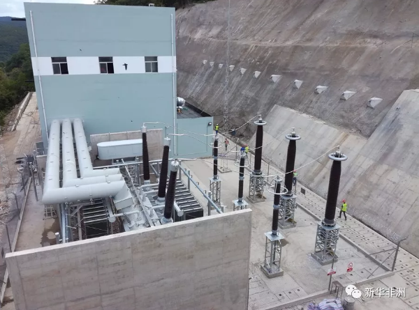 　　当地时间24日深夜，卡里巴南岸水电站扩机工程现场传来喜讯：首台机组顺利并网发电，这也标志着这一中企在津巴布韦最大水电项目取得了阶段性胜利。