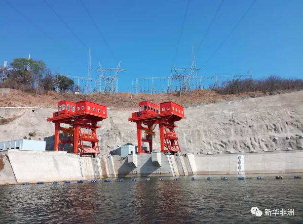 　　当地时间24日深夜，卡里巴南岸水电站扩机工程现场传来喜讯：首台机组顺利并网发电，这也标志着这一中企在津巴布韦最大水电项目取得了阶段性胜利。