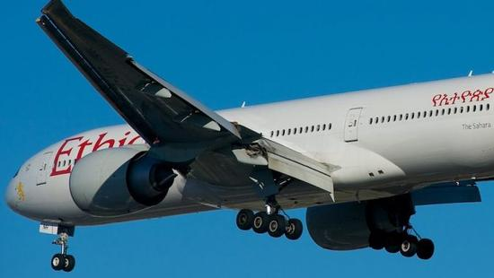 　　据AirlineGeeks报道，近日，埃塞俄比亚航空公司的ET901从埃塞俄比亚首都亚的斯亚贝巴起飞前往尼日利亚拉各斯，这是全非洲第一个以全女性机组人员运营的航班。  　　这架飞机由埃塞俄比亚航空的一架波音777宽体飞机运营， 约五个半小时，航班的签派、值机、飞行员和空乘人员均由女性担任。目的为鼓励非洲妇女从事航空事业。  　　埃塞俄比亚航空公司一位发言人表示：“这是一个激励非洲年轻女学生进入航空领域，改善女性在航空业技能方面不足的机会。”  　　目前，该航空公司约有14000名员工，其中三分之一是女性员工，他们大多是乘务员和地服，而飞行员和工程师的数量很少。  　　其他航空公司也已采取措施来帮助增加女性工作人员。  　　此前，欧洲低成本航空公司易捷航空于2015年启动了艾米·约翰逊(Amy Johnson)飞行计划，并在两年内将女性新飞行员数量翻番至12%。易捷航空计划到2020年招募的新入职飞行员中有女性大约占比20%。  　　目前，全球只有3%的飞行员是女性。在全世界范围内，航空公司和培训机构正试图解决性别上和政策上障碍，以提高女飞行员数量。  　　文章来自：网易航空