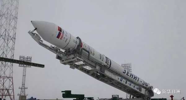 　　安哥拉当地时间26日晚，俄罗斯用一枚“天顶-2SB”运载火箭将安哥拉第一颗卫星从哈萨克斯坦境内拜科努尔发射场发射升空，送入预定轨道。  　　    　　图为携带安哥拉首颗卫星AngoSat-1的运载火箭进入发射场。(新华社/安通社)  　　据报道，这颗名为AngoSat-1的通信卫星在俄罗斯制造，主要控制和任务中心设在安哥拉罗安达省北部。本次发射所使用的火箭中一些重要部分是在乌克兰制造的。  　　安哥拉和俄罗斯政府2009年就这一卫星项目达成合作协议，该项目自2012年开始实施，旨在改善安哥拉的通信服务和电视广播服务质量，同时降低价格。  　　    　　图为安哥拉首颗卫星AngoSat-1。(新华社/安通社)  　　这颗卫星的覆盖范围不仅包括非洲大陆，还包括部分欧洲地区。未来，安哥拉还计划利用这颗卫星与国际电信运营商合作，参与国际卫星市场竞争。  　　文章来自：新华非洲