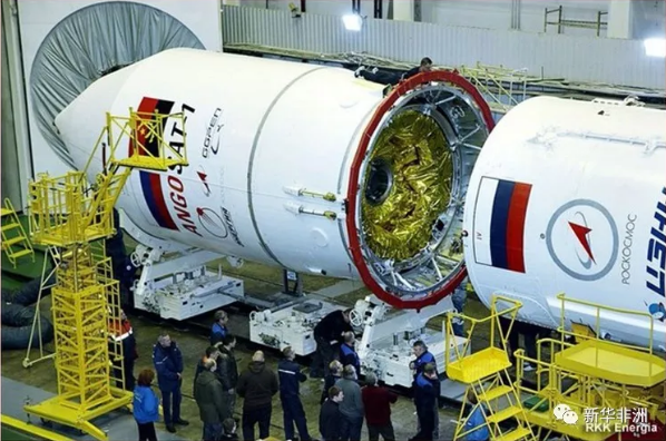 　　安哥拉当地时间26日晚，俄罗斯用一枚“天顶-2SB”运载火箭将安哥拉第一颗卫星从哈萨克斯坦境内拜科努尔发射场发射升空，送入预定轨道。  　　    　　图为携带安哥拉首颗卫星AngoSat-1的运载火箭进入发射场。(新华社/安通社)  　　据报道，这颗名为AngoSat-1的通信卫星在俄罗斯制造，主要控制和任务中心设在安哥拉罗安达省北部。本次发射所使用的火箭中一些重要部分是在乌克兰制造的。  　　安哥拉和俄罗斯政府2009年就这一卫星项目达成合作协议，该项目自2012年开始实施，旨在改善安哥拉的通信服务和电视广播服务质量，同时降低价格。  　　    　　图为安哥拉首颗卫星AngoSat-1。(新华社/安通社)  　　这颗卫星的覆盖范围不仅包括非洲大陆，还包括部分欧洲地区。未来，安哥拉还计划利用这颗卫星与国际电信运营商合作，参与国际卫星市场竞争。  　　文章来自：新华非洲