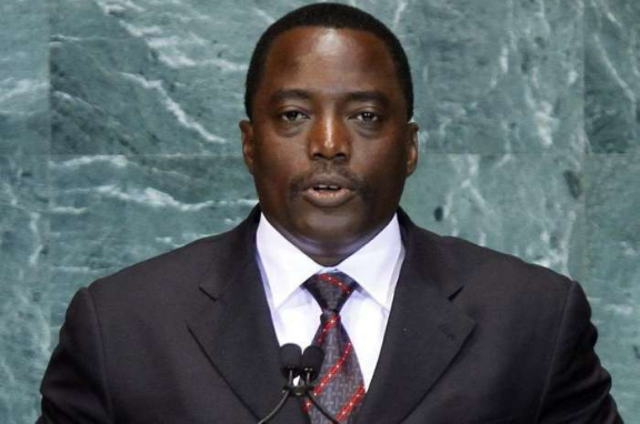 　　前几天给大家介绍过好几位毕业于中国军校的非洲总统，今天继续介绍一位。这位学习的军校比前几位更牛，就是中国最高军事学府——中国人民解放军国防大学。  　　这位总统，就是刚果(金)总统约瑟夫·卡比拉。  　　    　　很多人不明白，刚果(金)为什么要在后面加个“金”字，其实非洲有两个刚果，看看这张图——  　　    　　面积较大的叫刚果民主共和国，较小的叫刚果共和国，为了便于区分，便在刚果后面加上他们的首都，分别叫刚果(金)和刚果(布)。  　　卡比拉的父亲是刚果(金)的开国总统，从小就跟着父亲南征北战，在战争中锻炼出了他果敢坚毅的性格。1997年刚果(金)独立后，卡比拉被任命为副总参谋长，当时年仅26岁。  　　在长期的战乱中，父亲深知教育的重要性，就在1998年2月派卡比拉去中国深造，学习政治、军事，随行的还有刚果(金)总统卫队司令，担任卡比拉的保镖，寸步不离左右。  　　因他的特殊身份，中国国防大学给他安排了单独的宿舍，各方面也都非常照顾。据当时的教官回忆，卡比拉性格有点内向，话不多，但非常沉稳，考虑事情非常周密，一旦决定的事就立刻执行，非常果断、有魄力。  　　    　　但可惜的是，卡比拉刚在中国学习了半年，就因国内发生叛乱而提前回国。当时，卡比拉正跟着老师在山东考察，突然得到国内叛乱的消息，立刻向老师请假，乘坐飞机回国。  　　卡比拉原本以为用不了多久就能回来，所以连行礼都没收拾，但现实超出了他的预料，叛乱持续了好几年，他也一直没有机会再回到学校完成学业。  　　2001年，他的父亲被暗杀，30岁的卡比拉被推上了风口浪尖。当时的刚果(金)形势非常混乱，各派势力错综复杂，所有人都在怀疑：一个年仅30岁的年轻人，能承担起这个重任吗?  　　但短短的几年之后，所有人都闭上了嘴，这个年轻人体现出来的能力，远远超出了他们的意料，甚至很多东西都是他们没有想过的。2006年，在刚果(金)第一次民主大选中，卡比拉击败了势力庞大的对手，成功当选总统，也是刚果(金)40多年来的第一位民选总统。  　　    　　2011年，卡比拉因出色的政绩，毫无悬念地成功连任总统。  　　后来，卡比拉访问中国时说：我虽然在中国国防大学只学了半年，但受益匪浅，如果没有这半年的学习，我可能不会在国内站稳脚跟。  　　为了弥补他在国防大学没有毕业的遗憾，校方把他在学校学习的资料制作成视频送给了他。  　　今天的刚果(金)，是中国在非洲的重要盟友，95%的进出口商品都是零关税，每年超过200人在中国留学深造。  　　刚果(金)是非洲第二大国家，资源非常丰富，有“世界原料仓库”之称，有了卡比拉这层关系，以后跟中国的交往必定会越来越多。  　　文章来自：搜狐