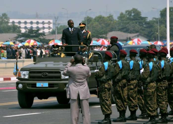 　　前几天给大家介绍过好几位毕业于中国军校的非洲总统，今天继续介绍一位。这位学习的军校比前几位更牛，就是中国最高军事学府——中国人民解放军国防大学。  　　这位总统，就是刚果(金)总统约瑟夫·卡比拉。  　　    　　很多人不明白，刚果(金)为什么要在后面加个“金”字，其实非洲有两个刚果，看看这张图——  　　    　　面积较大的叫刚果民主共和国，较小的叫刚果共和国，为了便于区分，便在刚果后面加上他们的首都，分别叫刚果(金)和刚果(布)。  　　卡比拉的父亲是刚果(金)的开国总统，从小就跟着父亲南征北战，在战争中锻炼出了他果敢坚毅的性格。1997年刚果(金)独立后，卡比拉被任命为副总参谋长，当时年仅26岁。  　　在长期的战乱中，父亲深知教育的重要性，就在1998年2月派卡比拉去中国深造，学习政治、军事，随行的还有刚果(金)总统卫队司令，担任卡比拉的保镖，寸步不离左右。  　　因他的特殊身份，中国国防大学给他安排了单独的宿舍，各方面也都非常照顾。据当时的教官回忆，卡比拉性格有点内向，话不多，但非常沉稳，考虑事情非常周密，一旦决定的事就立刻执行，非常果断、有魄力。  　　    　　但可惜的是，卡比拉刚在中国学习了半年，就因国内发生叛乱而提前回国。当时，卡比拉正跟着老师在山东考察，突然得到国内叛乱的消息，立刻向老师请假，乘坐飞机回国。  　　卡比拉原本以为用不了多久就能回来，所以连行礼都没收拾，但现实超出了他的预料，叛乱持续了好几年，他也一直没有机会再回到学校完成学业。  　　2001年，他的父亲被暗杀，30岁的卡比拉被推上了风口浪尖。当时的刚果(金)形势非常混乱，各派势力错综复杂，所有人都在怀疑：一个年仅30岁的年轻人，能承担起这个重任吗?  　　但短短的几年之后，所有人都闭上了嘴，这个年轻人体现出来的能力，远远超出了他们的意料，甚至很多东西都是他们没有想过的。2006年，在刚果(金)第一次民主大选中，卡比拉击败了势力庞大的对手，成功当选总统，也是刚果(金)40多年来的第一位民选总统。  　　    　　2011年，卡比拉因出色的政绩，毫无悬念地成功连任总统。  　　后来，卡比拉访问中国时说：我虽然在中国国防大学只学了半年，但受益匪浅，如果没有这半年的学习，我可能不会在国内站稳脚跟。  　　为了弥补他在国防大学没有毕业的遗憾，校方把他在学校学习的资料制作成视频送给了他。  　　今天的刚果(金)，是中国在非洲的重要盟友，95%的进出口商品都是零关税，每年超过200人在中国留学深造。  　　刚果(金)是非洲第二大国家，资源非常丰富，有“世界原料仓库”之称，有了卡比拉这层关系，以后跟中国的交往必定会越来越多。  　　文章来自：搜狐