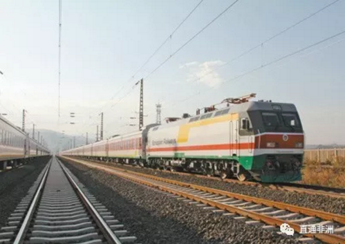 　　(亚吉铁路调试阶段一辆“中国制造”列车停靠在车站内。)  　　2018年1月1日，由中国中铁、中土集团承建并运营维护的埃塞俄比亚至吉布提标准轨距铁路(亚吉铁路)商业运营开通仪式在亚的斯亚贝巴拉布火车站举行。  　　亚吉铁路是东非地区首条标准轨距电气化铁路。在建设期间，亚吉铁路就运输了超过10万吨国际人道主义救援粮食，为缓解埃塞俄比亚旱灾发挥积极作用。亚吉铁路全面开通国际、国内客货商业运营后，埃塞俄比亚至吉布提陆路交通周转时间从原来的1周缩短至1天以内。  　　    　　(1月1日，埃塞俄比亚乘客乘坐亚吉铁路商业运营首发列车。)  　　亚吉铁路是落实“一带一路”倡议和中非合作论坛约翰内斯堡峰会“十大合作计划”的早期收获，是中非“三网一化”和产能合作的标志性工程。  　　文章来自：《人民日报》