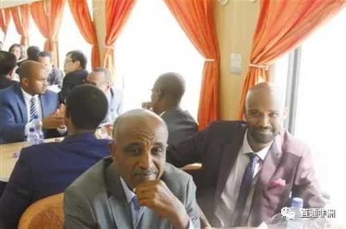 　　(亚吉铁路调试阶段一辆“中国制造”列车停靠在车站内。)  　　2018年1月1日，由中国中铁、中土集团承建并运营维护的埃塞俄比亚至吉布提标准轨距铁路(亚吉铁路)商业运营开通仪式在亚的斯亚贝巴拉布火车站举行。  　　亚吉铁路是东非地区首条标准轨距电气化铁路。在建设期间，亚吉铁路就运输了超过10万吨国际人道主义救援粮食，为缓解埃塞俄比亚旱灾发挥积极作用。亚吉铁路全面开通国际、国内客货商业运营后，埃塞俄比亚至吉布提陆路交通周转时间从原来的1周缩短至1天以内。  　　    　　(1月1日，埃塞俄比亚乘客乘坐亚吉铁路商业运营首发列车。)  　　亚吉铁路是落实“一带一路”倡议和中非合作论坛约翰内斯堡峰会“十大合作计划”的早期收获，是中非“三网一化”和产能合作的标志性工程。  　　文章来自：《人民日报》