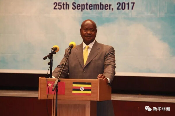 　　乌干达总统府高级新闻秘书董·万亚马2日确认，总统穆塞韦尼已经签署议会通过的有关废除总统候选人年龄不得超过75岁限制的法案。  　　    　　(资料)图为乌干达总统穆塞韦尼  　　去年12月20日，乌干达议会通过法案，废除禁止35岁以下和75岁以上公民参选总统的限制，为现年73岁的穆塞韦尼参加2021年总统选举铺平道路。  　　万亚马说，穆塞韦尼已于去年12月27日签署这一法案。  　　穆塞韦尼在1996年的大选中获胜，成为民选总统，后于2001年实现连任。乌干达议会2005年废除总统连任限制后，穆塞韦尼先后在2006年、2011年、2016年的总统选举中获胜，连任至今。  　　文章来自：新华非洲