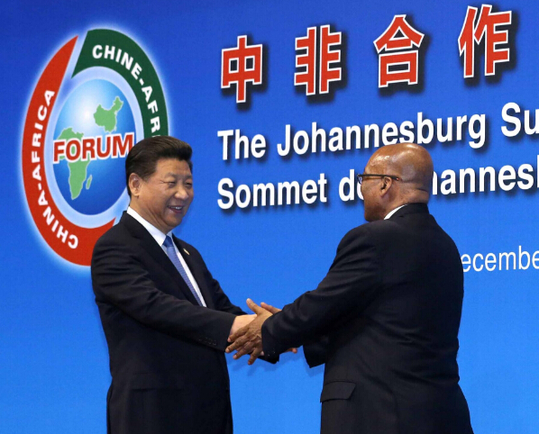 　　中非从来都是命运共同体，永远与非洲合作共赢、共同发展是中国发展对非关系的初心，用中国发展助力非洲发展彰显中非关系的大义  　　新年第一天，习近平主席与南非总统祖马共同确认，今年9月将在中国举行中非合作论坛峰会。在国际形势深刻复杂变化的背景下，中非领导人再次聚首北京，共商中非友好合作大计，规划新时代中非合作蓝图，不仅有利于深化中非全面战略合作伙伴关系，增进中非近25亿人民的福祉，而且将为世界的和平、稳定与发展注入正能量。  　　“无论中国发展到哪一步，无论国际风云如何变幻，中国都将始终同非洲等广大发展中国家站在一起，永远做非洲的真诚朋友和可靠伙伴。”中共十九大后，习近平主席两次在北京会见非洲国家领导人，都表达过同样的意思。这句话的背后，是中非从来都是命运共同体的判断，是永远与非洲合作共赢、共同发展的初心，是用中国发展助力非洲发展的大义。从十八大后首次出访选择非洲，提出真实亲诚的对非政策理念，到2015年主持中非合作论坛约翰内斯堡峰会，提出未来3年中非“十大合作计划”，再到宣布在中国举办新一届中非合作论坛峰会，习近平主席一直关心中非合作，引领中非关系与时俱进。  　　新一届中非合作论坛峰会将开启中非团结合作的新时代。中共十九大为中国未来发展规划了新蓝图，中国全面建成小康社会、全面建设社会主义现代化强国将给世界各国特别是非洲国家带来特殊的历史机遇。“冈比亚能够像中国一样，”冈比亚总统巴罗去年底访华回国后发表声明说，“中国制定正确的政策，并始终为人民谋幸福，在过去40年中实现了史无前例的发展。”非洲国家领导人的话，表达了加强中非合作、借鉴中国发展经验的美好愿望。借助全面贯彻中共十九大精神的东风，中国同非洲共同探讨全面深化合作，将为双方发展创造新的历史机遇。  　　“中非合作论坛已成为南南合作的典范。”去年11月召开中非合作论坛第十二届高官会时，南非国际关系与合作部副部长姆费凯托发来书面致辞表示。经过17年发展，中非合作论坛已成为中非开展集体对话、进行务实合作的有效机制，成为引领国际对非合作的一面旗帜。17年间，中非贸易额从108亿美元一度增至2000多亿美元，中国企业对非投资大幅增加，在非洲进行的基础设施建设以前所未有的速度增长，极大改变了非洲的发展面貌和非洲人民的生活面貌。中非合作产生积极外溢效应，带动世界主要国家和地区对非合作的热情，使非洲成为经济全球化的重要参与者和受益者。  　　新时代，中非合作的内涵不断丰富，动力更加强劲。“中非‘十大合作计划’为非洲的发展提供了新机遇，不少国家都结合这一计划出台了自身发展新规划。”刚果(布)总统萨苏不久前表示。除此之外，“一带一路”建设与非洲联盟《2063年议程》对接、中非产能合作，都在给非洲带去实实在在的变化。一座座新码头，一条条新铁路，一个个工业园和经济特区……中非合作从沿海延伸到内陆，以点带线，以线带面，促进非洲经济多元化和产业升级，大批工人获得就业机会，改善了千千万万人的生活。中国授非洲以渔，中非合作让非洲人民有实实在在、可持续的获得感，是推动中非合作行稳致远的根本。  　　“卡利布尼，拉菲克!”非洲人民对中国人民表达友谊的话语早已深入人心。展望今年的盛会，那将是中国人民由衷道一声“欢迎，朋友”的时刻，将是友谊与合作新篇开启的历史性一页。  　　文章来自：人民网