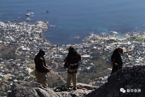 　　中国驻开普敦总领馆3日证实，两名中国香港女游客元旦期间在开普敦著名旅游景点桌山攀岩时发生意外，其中一名香港游客和当地向导身亡，另一名香港游客获救。