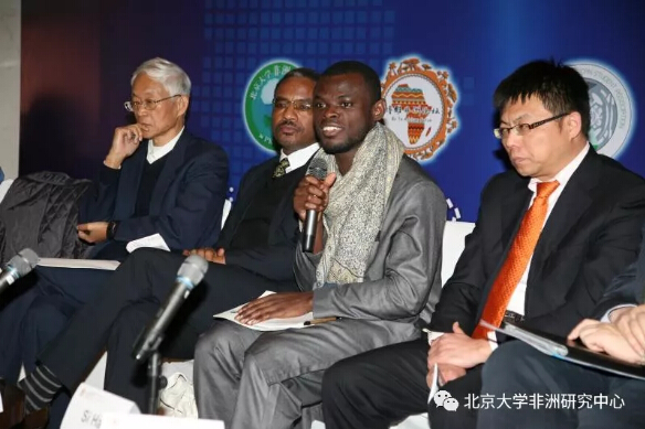 　　2017年12月30日，由北京大学非洲研究中心、北京大学非洲学生联谊会和北京大学开罗校友会共同主办的博雅非洲新年论坛在北京大学斯坦福中心举行。作为中心重要的年度学术活动，今年论坛的主题是“‘一带一路’倡议和非洲《2063年议程》”。此次论坛受到来自学界、中国政府、非洲驻华使馆、媒体、参与中非经济合作的企业以及非洲华人华侨团体等多方的广泛关注，近150名嘉宾受邀出席了活动。