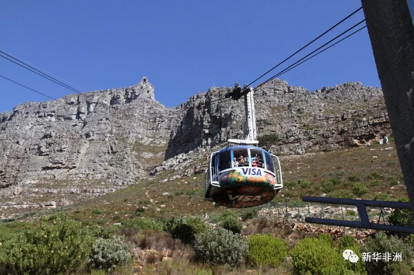 　　中国驻开普敦总领馆3日证实，两名中国香港女游客元旦期间在开普敦著名旅游景点桌山攀岩时发生意外，其中一名香港游客和当地向导身亡，另一名香港游客获救。