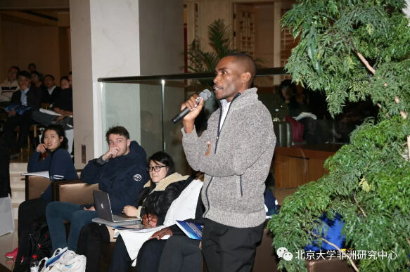 　　2017年12月30日，由北京大学非洲研究中心、北京大学非洲学生联谊会和北京大学开罗校友会共同主办的博雅非洲新年论坛在北京大学斯坦福中心举行。作为中心重要的年度学术活动，今年论坛的主题是“‘一带一路’倡议和非洲《2063年议程》”。此次论坛受到来自学界、中国政府、非洲驻华使馆、媒体、参与中非经济合作的企业以及非洲华人华侨团体等多方的广泛关注，近150名嘉宾受邀出席了活动。