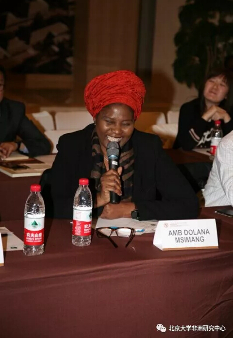 　　2017年12月30日，由北京大学非洲研究中心、北京大学非洲学生联谊会和北京大学开罗校友会共同主办的博雅非洲新年论坛在北京大学斯坦福中心举行。作为中心重要的年度学术活动，今年论坛的主题是“‘一带一路’倡议和非洲《2063年议程》”。此次论坛受到来自学界、中国政府、非洲驻华使馆、媒体、参与中非经济合作的企业以及非洲华人华侨团体等多方的广泛关注，近150名嘉宾受邀出席了活动。