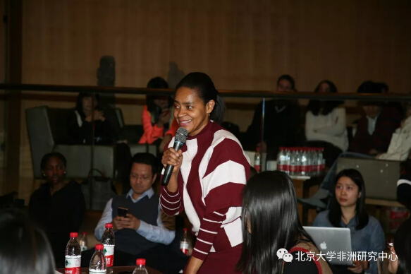 　　2017年12月30日，由北京大学非洲研究中心、北京大学非洲学生联谊会和北京大学开罗校友会共同主办的博雅非洲新年论坛在北京大学斯坦福中心举行。作为中心重要的年度学术活动，今年论坛的主题是“‘一带一路’倡议和非洲《2063年议程》”。此次论坛受到来自学界、中国政府、非洲驻华使馆、媒体、参与中非经济合作的企业以及非洲华人华侨团体等多方的广泛关注，近150名嘉宾受邀出席了活动。