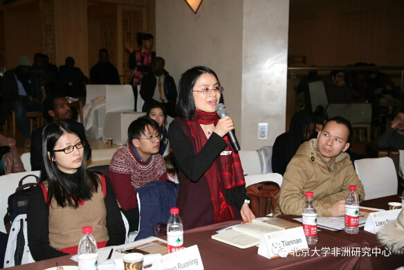 　　2017年12月30日，由北京大学非洲研究中心、北京大学非洲学生联谊会和北京大学开罗校友会共同主办的博雅非洲新年论坛在北京大学斯坦福中心举行。作为中心重要的年度学术活动，今年论坛的主题是“‘一带一路’倡议和非洲《2063年议程》”。此次论坛受到来自学界、中国政府、非洲驻华使馆、媒体、参与中非经济合作的企业以及非洲华人华侨团体等多方的广泛关注，近150名嘉宾受邀出席了活动。