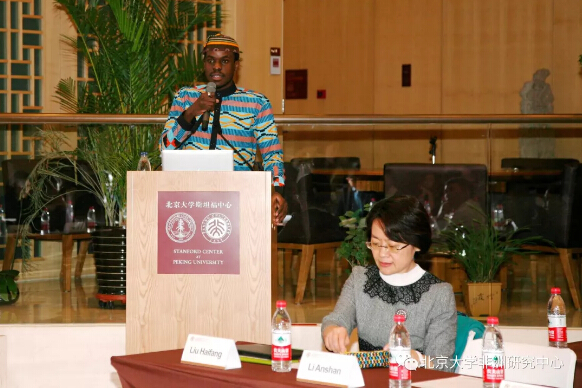 　　2017年12月30日，由北京大学非洲研究中心、北京大学非洲学生联谊会和北京大学开罗校友会共同主办的博雅非洲新年论坛在北京大学斯坦福中心举行。作为中心重要的年度学术活动，今年论坛的主题是“‘一带一路’倡议和非洲《2063年议程》”。此次论坛受到来自学界、中国政府、非洲驻华使馆、媒体、参与中非经济合作的企业以及非洲华人华侨团体等多方的广泛关注，近150名嘉宾受邀出席了活动。