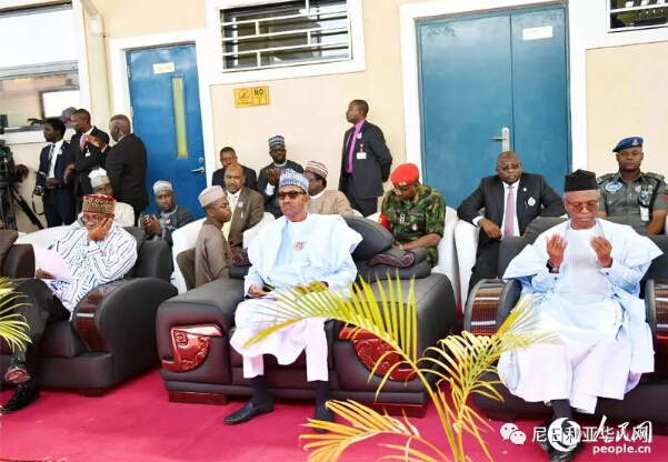 　　4日，布哈里总统在瑞戈沙车站用其标志性手势向来宾致意。