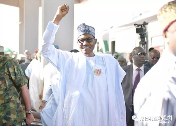 　　4日，布哈里总统在瑞戈沙车站用其标志性手势向来宾致意。