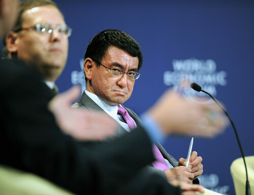 　　日媒称，日本外相河野太郎1月8日在神奈川县茅崎市的会议上致辞，对中国在国际社会上影响力增强、日本地位相对下降表示担忧。  　　  日外相忧中国影响力超日本：不论去哪 建筑工地都能看到中文  　　资料图片：河野太郎。新华社记者 李木子 摄  　　《日本经济新闻》网站1月9日报道，河野强调称，“不得不说，日本的外交正面临危机。如果继续像以往那样做，将无法保卫国家利益”。  　　河野还透露，计划自11日起，访问缅甸、阿拉伯联合酋长国和加拿大等3个国家。  　　另据共同社1月8日报道，日本外相河野太郎8日在神奈川县茅崎市的会议上致辞时表明担忧称，中国在国际社会的影响力扩大，相对而言日本的影响力正在减弱。他强调“不得不说日本的外交面临危机，只做与至今相同的事情将无法维护国家利益”。  　　报道称，河野指出中国在他国参与道路桥梁等基础设施建设，称“(在国外)不论去哪儿，建筑工地上都能看到中文标牌”。他还认为在国际会议等场合，日本的主张现在也变得难以通过。  　　文章来自：新华网