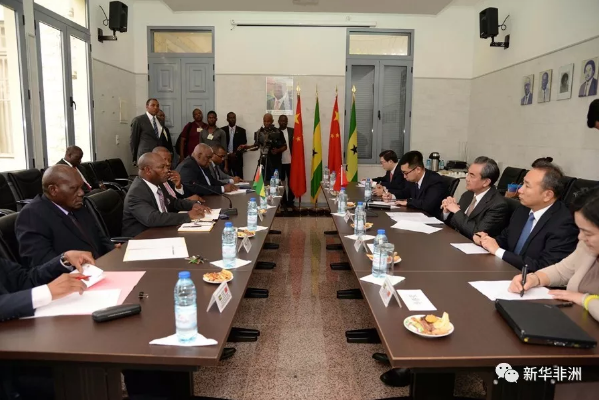 　　当地时间16日，外交部长王毅在结束对非洲四国访问时应询向媒体介绍此行情况。  　　    　　13日，中国外交部长王毅在卢旺达首都基加利总统府会见卢旺达总统卡加梅。 新华社记者 吕天然摄  　　王毅说，中国外长每年开年首访一定是去非洲，这个作法已经延续28年，形成了好传统，就是要向国际社会表明，中国始终同非洲兄弟站在一起。不管中国如何发展，我们一直将自己定位为发展中国家，不仅是经济上，更重要的是在政治上，中国和非洲国家能够成为相互信赖、真诚合作的伙伴。此次访问的非洲四国情况各不相同，但也有不少共同点。  　　    　　13日，在安哥拉首都罗安达总统府，安哥拉总统洛伦索(右)会见中国外交部长王毅。新华社记者 吴长伟摄  　　一是中共十九大的国际影响还在发展延伸，特别是在非洲等发展中国家。到访四国的领导人都主动祝贺中共十九大胜利召开，对中国发展取得的巨大成就表示钦佩，希望学习和借鉴中国的发展经验。  　　二是非洲各国都希望走经济多元化道路。他们认识到依赖原材料和资源能源出口的单一发展模式已经走不通了，而帮助非洲国家实现经济多元化正是中国的优势所在。习近平主席在中非合作论坛约翰内斯堡峰会上提出中非“十大合作计划”，第一个就是支持非洲工业化。中国完全有条件、有能力成为非洲国家经济多元化和工业化进程中最可信赖和最理想的合作伙伴。  　　    　　15日，加蓬总统邦戈在利伯维尔总统府会见中国外交部长王毅。新华社记者 王松宇摄  　　三是非洲各国都迫切希望同中国加强合作。应非洲国家的强烈要求，中国将于年内在北京举办中非合作论坛峰会。到访四国的领导人均表示愿应邀赴华与会，同时各国对“一带一路”倡议也表现出浓厚兴趣。我向他们介绍“一带一路”倡议已成为重要的国际合作平台，欢迎非洲国家积极参与。在中国和世界共建“一带一路”进程中，非洲国家不能缺席，而且能够扮演重要的角色。中非经济高度互补，通过共建“一带一路”，双方可以实现发展战略对接，从而为非洲实现现代化提供更多的资源和手段、拓展更广阔的市场和空间。我相信，经过双方努力，今年中非合作论坛北京峰会一定能够成为又一次历史性盛会，中国和非洲国家一定能在共建“一带一路”进程中成为更加紧密的合作伙伴。  　　王毅对圣多美和普林西比进行正式访问  　　16日，圣多美和普林西比总统卡瓦略、总理特罗瓦达在圣多美分别会见中国外交部长王毅。  　　卡瓦略表示，我坚信同中国复交是圣普政府作出的最正确决定。圣普坚定坚持一个中国政策，不会有任何动摇，期待两国友好合作关系不断发展，日益紧密。  　　特罗瓦达表示，中国愿同圣普发展友好关系，再次证明中国一贯坚持大小国家一律平等，中国是非洲的真诚朋友和可靠伙伴。圣普敬佩习近平主席杰出的治国理政魄力和能力，高度赞赏中国外交所展现的世界担当和责任。中国为应对全球性挑战提出的建设性方案，将对世界未来发展产生积极深远影响。圣普将坚定奉行一个中国政策，希望深入开展对华合作，向世界表明，同中国合作将推动国家走上可持续发展之路。  　　王毅表示，圣普同中国复交，回到中非友好合作的大家庭，是完全符合圣普国家和人民根本和长远利益的正确战略选择。复交一年来，两国各领域交流合作全面展开，得到了重要“早期收获”，双方应有紧迫感，努力使中圣普友好合作实现“弯道超车”，希望圣普同其他非洲兄弟“并肩前行”，共同推动中非互利合作。  　　王毅用三个关键词概括中国同圣普关系  　　当地时间16日，王毅在圣多美与圣多美和普林西比外长博特略共同会见记者，介绍访问圣普有关情况。  　　    　　15日，中国外交部长王毅(右三)在圣多美与圣多美和普林西比外长博特略(前排左二)举行会谈。 新华社记者 乔本孝摄  　　王毅表示，去年4月，特罗瓦达总理访华，双方一致决定建立全面合作伙伴关系。习近平主席提出，希望中圣普关系成为大小国家合作和南南合作的典范，这为两国关系发展明确了大方向。我此访就是同圣普探讨如何共同努力，朝着领导人确立的目标迈进。圣普领导人反复重申，将坚定不移坚持一个中国政策，愿同中国发展长期稳定的友好合作。中方表示愿在国际事务中维护圣普的正当合法权益，在圣普经济多元化发展进程中做圣普最可靠和最理想的合作伙伴。  　　王毅用三个关键词概括中圣普复交一年来关系取得的进展。  　　一是“早期收获”。中圣普复交一年来，各层级交往全面加强，各领域交流全面展开，各方面力量汇聚到开展友好合作上来。中国政府派出的电力、抗疟、医疗、农业等专家组，实实在在地帮助圣普人民解决困难，改善民生，取得了实效。中国赴圣普团体旅游已经启动，相信越来越多的中国公民将赴圣普旅游。中方将同圣普方面密切沟通，深入论证，确保未来每一个合作项目都能带来实在效益。  　　二是“弯道超车”。中国同圣普的合作耽误了20年。双方要加快努力，把失去的时间找回来。双方可在圣普有优势的领域尽快开展合作，使中圣普合作赶上中国同其他非洲国家合作的水平。双方在渔业捕捞加工业、农业、旅游、服务业等领域合作潜力巨大，前景光明。  　　三是“并肩前行”。复交后，圣普回到中非合作的大家庭，成为中非合作论坛和中葡经贸合作论坛的正式成员。圣普可利用这两个新平台，同其他非洲国家一道，发掘合作的新动力和新资源。圣普领导人明确表示支持并参与“一带一路”建设，在中国同世界共建“一带一路”的进程中，非洲不能缺席，圣普也不能缺席。圣普领导人也已表示将应邀参加今年9月在北京举办的中非合作论坛峰会。这将是圣普首次参加中非合作论坛会议。我们欢迎圣普和其他非洲国家届时在北京共聚一堂，共商中非友好合作大计。  　　希望中非合作全家福里非洲国家一个不少  　　王毅16日在圣多美与圣多美和普林西比外长博特略共同会见记者。有记者问如何看待有个别非洲国家仍同台湾保持所谓“邦交”关系问题。  　　王毅说，首先要强调的是，世界上只有一个中国，台湾是中国领土不可分割的一部分。中华人民共和国政府作为代表全中国的唯一合法政府，不仅是世界上绝大多数国家的政治共识，也是被联合国正式承认和规定的国际准则。一年前，圣普同台湾地区断绝所谓“邦交”关系，与中华人民共和国复交，无疑是一个符合圣普国家和人民利益的正确决定。一年多来，中圣普各领域交往全面恢复，互利合作全面展开，为圣普带来了实实在在的好处。  　　王毅表示，当前，中国正在中非合作论坛和共建“一带一路”的框架下，加快推进同非洲的全方位合作，帮助非洲各国实现经济独立和自主发展。在此过程中，确实还有个别非洲国家因为仍然与台湾地区保持所谓“邦交”，无法与中国建立正常关系，也无法参与到中非整体合作中来，这显然不符合他们国家和人民的根本利益。在此，我真诚希望所有非洲国家都能够一个不少地出现在中非合作的全家福照片里，没有人再错过搭乘中国发展快车的历史机遇，没有人再游离于中非友好合作的大门之外。我相信，在中国实现国家完全统一的历史进程中，所有非洲兄弟都会和中国人民站在一起。  　　文章来自：新华非洲