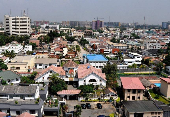 　　尼日利亚《每日信报》1月15日报道，非洲开发银行(AfDB)昨日声明中表示，尼是改行第一大股东，其投资总额约为60亿美元，占比13%。  　　为巩固这一领导地位，AFDB驻阿布贾办事处将于本周四正式启用，届时布哈里总统将出席启用仪式。位于尼首都中央商务区的四层建筑，是该银行在成员国的第一座永久性建筑。  　　AFDB驻尼负责人表示，该银行已经把自己定位为尼首选贷款合作伙伴，它将继续支持尼在2020年前将成为全球前20名经济体的长期愿望。AFDB于1964年9月10日成立，并于1971年入驻尼日利亚。  　　文章来自：驻尼日利亚使馆经商处