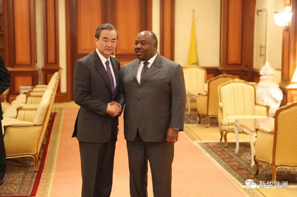 　　当地时间16日，外交部长王毅在结束对非洲四国访问时应询向媒体介绍此行情况。  　　    　　13日，中国外交部长王毅在卢旺达首都基加利总统府会见卢旺达总统卡加梅。 新华社记者 吕天然摄  　　王毅说，中国外长每年开年首访一定是去非洲，这个作法已经延续28年，形成了好传统，就是要向国际社会表明，中国始终同非洲兄弟站在一起。不管中国如何发展，我们一直将自己定位为发展中国家，不仅是经济上，更重要的是在政治上，中国和非洲国家能够成为相互信赖、真诚合作的伙伴。此次访问的非洲四国情况各不相同，但也有不少共同点。  　　    　　13日，在安哥拉首都罗安达总统府，安哥拉总统洛伦索(右)会见中国外交部长王毅。新华社记者 吴长伟摄  　　一是中共十九大的国际影响还在发展延伸，特别是在非洲等发展中国家。到访四国的领导人都主动祝贺中共十九大胜利召开，对中国发展取得的巨大成就表示钦佩，希望学习和借鉴中国的发展经验。  　　二是非洲各国都希望走经济多元化道路。他们认识到依赖原材料和资源能源出口的单一发展模式已经走不通了，而帮助非洲国家实现经济多元化正是中国的优势所在。习近平主席在中非合作论坛约翰内斯堡峰会上提出中非“十大合作计划”，第一个就是支持非洲工业化。中国完全有条件、有能力成为非洲国家经济多元化和工业化进程中最可信赖和最理想的合作伙伴。  　　    　　15日，加蓬总统邦戈在利伯维尔总统府会见中国外交部长王毅。新华社记者 王松宇摄  　　三是非洲各国都迫切希望同中国加强合作。应非洲国家的强烈要求，中国将于年内在北京举办中非合作论坛峰会。到访四国的领导人均表示愿应邀赴华与会，同时各国对“一带一路”倡议也表现出浓厚兴趣。我向他们介绍“一带一路”倡议已成为重要的国际合作平台，欢迎非洲国家积极参与。在中国和世界共建“一带一路”进程中，非洲国家不能缺席，而且能够扮演重要的角色。中非经济高度互补，通过共建“一带一路”，双方可以实现发展战略对接，从而为非洲实现现代化提供更多的资源和手段、拓展更广阔的市场和空间。我相信，经过双方努力，今年中非合作论坛北京峰会一定能够成为又一次历史性盛会，中国和非洲国家一定能在共建“一带一路”进程中成为更加紧密的合作伙伴。  　　王毅对圣多美和普林西比进行正式访问  　　16日，圣多美和普林西比总统卡瓦略、总理特罗瓦达在圣多美分别会见中国外交部长王毅。  　　卡瓦略表示，我坚信同中国复交是圣普政府作出的最正确决定。圣普坚定坚持一个中国政策，不会有任何动摇，期待两国友好合作关系不断发展，日益紧密。  　　特罗瓦达表示，中国愿同圣普发展友好关系，再次证明中国一贯坚持大小国家一律平等，中国是非洲的真诚朋友和可靠伙伴。圣普敬佩习近平主席杰出的治国理政魄力和能力，高度赞赏中国外交所展现的世界担当和责任。中国为应对全球性挑战提出的建设性方案，将对世界未来发展产生积极深远影响。圣普将坚定奉行一个中国政策，希望深入开展对华合作，向世界表明，同中国合作将推动国家走上可持续发展之路。  　　王毅表示，圣普同中国复交，回到中非友好合作的大家庭，是完全符合圣普国家和人民根本和长远利益的正确战略选择。复交一年来，两国各领域交流合作全面展开，得到了重要“早期收获”，双方应有紧迫感，努力使中圣普友好合作实现“弯道超车”，希望圣普同其他非洲兄弟“并肩前行”，共同推动中非互利合作。  　　王毅用三个关键词概括中国同圣普关系  　　当地时间16日，王毅在圣多美与圣多美和普林西比外长博特略共同会见记者，介绍访问圣普有关情况。  　　    　　15日，中国外交部长王毅(右三)在圣多美与圣多美和普林西比外长博特略(前排左二)举行会谈。 新华社记者 乔本孝摄  　　王毅表示，去年4月，特罗瓦达总理访华，双方一致决定建立全面合作伙伴关系。习近平主席提出，希望中圣普关系成为大小国家合作和南南合作的典范，这为两国关系发展明确了大方向。我此访就是同圣普探讨如何共同努力，朝着领导人确立的目标迈进。圣普领导人反复重申，将坚定不移坚持一个中国政策，愿同中国发展长期稳定的友好合作。中方表示愿在国际事务中维护圣普的正当合法权益，在圣普经济多元化发展进程中做圣普最可靠和最理想的合作伙伴。  　　王毅用三个关键词概括中圣普复交一年来关系取得的进展。  　　一是“早期收获”。中圣普复交一年来，各层级交往全面加强，各领域交流全面展开，各方面力量汇聚到开展友好合作上来。中国政府派出的电力、抗疟、医疗、农业等专家组，实实在在地帮助圣普人民解决困难，改善民生，取得了实效。中国赴圣普团体旅游已经启动，相信越来越多的中国公民将赴圣普旅游。中方将同圣普方面密切沟通，深入论证，确保未来每一个合作项目都能带来实在效益。  　　二是“弯道超车”。中国同圣普的合作耽误了20年。双方要加快努力，把失去的时间找回来。双方可在圣普有优势的领域尽快开展合作，使中圣普合作赶上中国同其他非洲国家合作的水平。双方在渔业捕捞加工业、农业、旅游、服务业等领域合作潜力巨大，前景光明。  　　三是“并肩前行”。复交后，圣普回到中非合作的大家庭，成为中非合作论坛和中葡经贸合作论坛的正式成员。圣普可利用这两个新平台，同其他非洲国家一道，发掘合作的新动力和新资源。圣普领导人明确表示支持并参与“一带一路”建设，在中国同世界共建“一带一路”的进程中，非洲不能缺席，圣普也不能缺席。圣普领导人也已表示将应邀参加今年9月在北京举办的中非合作论坛峰会。这将是圣普首次参加中非合作论坛会议。我们欢迎圣普和其他非洲国家届时在北京共聚一堂，共商中非友好合作大计。  　　希望中非合作全家福里非洲国家一个不少  　　王毅16日在圣多美与圣多美和普林西比外长博特略共同会见记者。有记者问如何看待有个别非洲国家仍同台湾保持所谓“邦交”关系问题。  　　王毅说，首先要强调的是，世界上只有一个中国，台湾是中国领土不可分割的一部分。中华人民共和国政府作为代表全中国的唯一合法政府，不仅是世界上绝大多数国家的政治共识，也是被联合国正式承认和规定的国际准则。一年前，圣普同台湾地区断绝所谓“邦交”关系，与中华人民共和国复交，无疑是一个符合圣普国家和人民利益的正确决定。一年多来，中圣普各领域交往全面恢复，互利合作全面展开，为圣普带来了实实在在的好处。  　　王毅表示，当前，中国正在中非合作论坛和共建“一带一路”的框架下，加快推进同非洲的全方位合作，帮助非洲各国实现经济独立和自主发展。在此过程中，确实还有个别非洲国家因为仍然与台湾地区保持所谓“邦交”，无法与中国建立正常关系，也无法参与到中非整体合作中来，这显然不符合他们国家和人民的根本利益。在此，我真诚希望所有非洲国家都能够一个不少地出现在中非合作的全家福照片里，没有人再错过搭乘中国发展快车的历史机遇，没有人再游离于中非友好合作的大门之外。我相信，在中国实现国家完全统一的历史进程中，所有非洲兄弟都会和中国人民站在一起。  　　文章来自：新华非洲