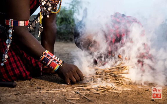 　　设想一下，如果你一觉醒来变成东非马赛人，一切会有什么不一样?  　　就让非洲的小伙伴带你走进他们的生活吧!  　　    　　在肯尼亚安博塞利国家公园内的一处马赛人村落，一位成年马赛族人坐在屋内的床上。  　　一睁眼，你就会发现自己躺在一整张牛皮“床单”上，没有灯，昏暗的房间里只有墙上的小孔投进来的一束晨光。顺便说一句，这里是东非大草原，造房子没有钢筋混凝土，用的是牛粪、草木灰、树枝和泥土。随着与现代社会的接触，马赛人也渐渐学会了使用塑料布甚至太阳能照明灯!  　　    　　马赛人的房屋主要由草木灰、树枝、牛粪、泥土堆成，现在马赛人也逐渐开始使用塑料袋和简易太阳能灯。  　　来村口儿的大树下刷个牙吧。牙刷就更有趣了，先要把树枝嚼碎，再用里面的纤维来清洁牙齿，这可能就是非洲兄弟们牙齿都那么白的秘诀。  　　    　　这里位于肯尼亚安博塞利国家公园内，是一个由枯树枝围起的约半个足球场大的圆形马赛人聚落。这个马赛村庄由40余座一人高的房子构成，每一间民居里通常有两个隔间，其中一个隔间兼做厨房。聚落的中央是一个广场，四周有若干个由树枝堆起的小围场。  　　    　　肯尼亚安博塞利国家公园内的一处马赛人村落。  　　马赛族的男人们裹着被称为“束卡”的红色披风，有的手持一头细一头粗、用来赶走野生动物的马赛木棍，有的手持打猎用的长矛;女人们穿着色彩绚丽的“坎噶”裙装，戴着精细彩珠串成的头饰和项圈。酋长恩考说，村里的男人白天出去放牧，女人则在家里做彩珠饰品。他们多数人家里没有电视，也没有电灯，唯一的娱乐便是围着广场跳舞。  　　    　　生活在这个村子里的有5个大的家族，人口超过170人。大家主要以放羊为生。不过，对这个村子而言，最重要的并不是山羊，而是牛群。马赛男人的披风之所以选择红色，就是为了赶走狮子等野生动物，保护他们赖以生存的牛群。  　　    　　马赛人村落的酋长恩考(Nkao)。  　　牛群在马赛人的传统生活中扮演着重要角色。恩考很自豪地说，马赛人视牛为宝，为了防止公园里的动物偷吃，山羊和牛群被放在整个聚落中央的位置。  　　    　　    　　马赛人萨吉姆巴(Sakimba)在肯尼亚安博塞利国家公园附近放牛。  　　晚饭时间，村里有人钻木取火、准备晚饭。恩考说，村民一般一天只吃早晚两顿饭，通常是羊奶。遇上婚礼或丧葬等事宜，他们也会宰上几只山羊。  　　    　　    　　马赛人在晚饭前钻木取火。  　　    　　马赛族妇女在挤羊奶。  　　今年40岁的恩考，读到小学毕业就回到村里放羊了。“我没有去过城市里，因为村里有很多事情要做。”他说，“这里有草地，有动物，我喜欢与动物一起生活。”马赛人曾流传着一个古老说法：“我们右手持长矛，左手持圆棍，就不能再拿书本了。”不过，作为5个孩子的父亲，恩考希望他的子女们可以好好读书，在城里找个稳定的工作，有个“好未来”。  　　    　　马赛人在跳舞。  　　作为肯尼亚最具代表性的部族之一，马赛人一直延续着游牧传统。数百年来，他们在非洲辽阔的大地上逐水草而牧，靠围猎而生，过着游牧民族的本色生活。随着时代变迁，马赛族勇士已逐渐放弃猎杀狮子的传统，更多的小朋友接受现代教育，旅游业也给他们带来越来越多的收入。  　　    　　    　　一位马赛族妇女在制作装饰有马赛珠的皮带。  　　非洲蕴藏着独特的智慧，这个东非最活跃的民族今后将会如何，若干年后，待你的再次穿越来发现!  　　文章来自：新华视界