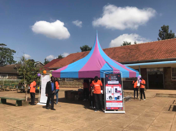 　　肯尼亚当地时间1月18日，Amanbo肯尼亚运营中心团队前往肯雅塔大学校园做平台推广，现场人山人海，成功圈了一大波粉丝!  　　当天，Amanbo可谓诚意满满。不仅准备了多款特价产品，给肯雅塔大学的同学们带去了实实在在的实惠;更重要的是，同学们还可以加入AMP(Amanbo市场合作伙伴)，通过兼职推广平台赚取佣金，实现零成本创业，上课赚钱两不误。肯雅塔大学的同学们了解到这种合作方式，纷纷注册成为Amanbo用户，并申请成为AMP，希望通过这种方式提前体验电商创业的乐趣。不少同学成功加入后，还热情地邀请朋友前来加入!  　　每一个加入AMP的同学，都是Amanbo平台的推广大使，帮助平台卖家更好地推广店铺和产品!咱们是不是应该为他们点个赞呢?  　　Amanbo肯雅塔大学校园推广现场有多火爆?有图有真相↓↓↓  　　    　　帐篷搭建中......  　　    　　蓝天白云，天气不错!  　　    　　一切准备就绪。  　　    　　前来围观、咨询、注册的人们络绎不绝。  　　    　　    　　Amanbo在肯雅塔大学就是这么受欢迎!  　　还不过瘾?那小编就给大家看段现场视频感受下吧!  　　(现场视频)  　　Amanbo怎么样?肯雅塔大学同学们有话说↓↓↓  　　(2个采访视频)  　　Amanbo肯尼亚国家站火热招商中!  　　现在入驻，  　　享受年费优惠价1880元(原价3880元)!  　　拥抱12亿人口的蓝海市场，  　　你还等什么呢?  　　热线：400-833-7888