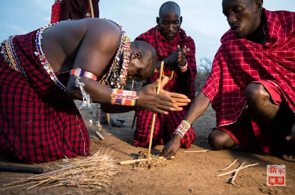 　　设想一下，如果你一觉醒来变成东非马赛人，一切会有什么不一样?  　　就让非洲的小伙伴带你走进他们的生活吧!  　　    　　在肯尼亚安博塞利国家公园内的一处马赛人村落，一位成年马赛族人坐在屋内的床上。  　　一睁眼，你就会发现自己躺在一整张牛皮“床单”上，没有灯，昏暗的房间里只有墙上的小孔投进来的一束晨光。顺便说一句，这里是东非大草原，造房子没有钢筋混凝土，用的是牛粪、草木灰、树枝和泥土。随着与现代社会的接触，马赛人也渐渐学会了使用塑料布甚至太阳能照明灯!  　　    　　马赛人的房屋主要由草木灰、树枝、牛粪、泥土堆成，现在马赛人也逐渐开始使用塑料袋和简易太阳能灯。  　　来村口儿的大树下刷个牙吧。牙刷就更有趣了，先要把树枝嚼碎，再用里面的纤维来清洁牙齿，这可能就是非洲兄弟们牙齿都那么白的秘诀。  　　    　　这里位于肯尼亚安博塞利国家公园内，是一个由枯树枝围起的约半个足球场大的圆形马赛人聚落。这个马赛村庄由40余座一人高的房子构成，每一间民居里通常有两个隔间，其中一个隔间兼做厨房。聚落的中央是一个广场，四周有若干个由树枝堆起的小围场。  　　    　　肯尼亚安博塞利国家公园内的一处马赛人村落。  　　马赛族的男人们裹着被称为“束卡”的红色披风，有的手持一头细一头粗、用来赶走野生动物的马赛木棍，有的手持打猎用的长矛;女人们穿着色彩绚丽的“坎噶”裙装，戴着精细彩珠串成的头饰和项圈。酋长恩考说，村里的男人白天出去放牧，女人则在家里做彩珠饰品。他们多数人家里没有电视，也没有电灯，唯一的娱乐便是围着广场跳舞。  　　    　　生活在这个村子里的有5个大的家族，人口超过170人。大家主要以放羊为生。不过，对这个村子而言，最重要的并不是山羊，而是牛群。马赛男人的披风之所以选择红色，就是为了赶走狮子等野生动物，保护他们赖以生存的牛群。  　　    　　马赛人村落的酋长恩考(Nkao)。  　　牛群在马赛人的传统生活中扮演着重要角色。恩考很自豪地说，马赛人视牛为宝，为了防止公园里的动物偷吃，山羊和牛群被放在整个聚落中央的位置。  　　    　　    　　马赛人萨吉姆巴(Sakimba)在肯尼亚安博塞利国家公园附近放牛。  　　晚饭时间，村里有人钻木取火、准备晚饭。恩考说，村民一般一天只吃早晚两顿饭，通常是羊奶。遇上婚礼或丧葬等事宜，他们也会宰上几只山羊。  　　    　　    　　马赛人在晚饭前钻木取火。  　　    　　马赛族妇女在挤羊奶。  　　今年40岁的恩考，读到小学毕业就回到村里放羊了。“我没有去过城市里，因为村里有很多事情要做。”他说，“这里有草地，有动物，我喜欢与动物一起生活。”马赛人曾流传着一个古老说法：“我们右手持长矛，左手持圆棍，就不能再拿书本了。”不过，作为5个孩子的父亲，恩考希望他的子女们可以好好读书，在城里找个稳定的工作，有个“好未来”。  　　    　　马赛人在跳舞。  　　作为肯尼亚最具代表性的部族之一，马赛人一直延续着游牧传统。数百年来，他们在非洲辽阔的大地上逐水草而牧，靠围猎而生，过着游牧民族的本色生活。随着时代变迁，马赛族勇士已逐渐放弃猎杀狮子的传统，更多的小朋友接受现代教育，旅游业也给他们带来越来越多的收入。  　　    　　    　　一位马赛族妇女在制作装饰有马赛珠的皮带。  　　非洲蕴藏着独特的智慧，这个东非最活跃的民族今后将会如何，若干年后，待你的再次穿越来发现!  　　文章来自：新华视界