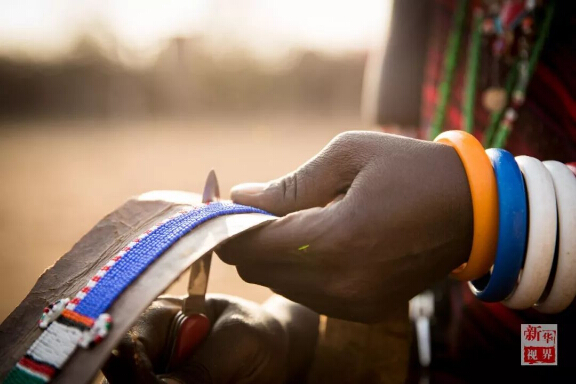 　　设想一下，如果你一觉醒来变成东非马赛人，一切会有什么不一样?  　　就让非洲的小伙伴带你走进他们的生活吧!  　　    　　在肯尼亚安博塞利国家公园内的一处马赛人村落，一位成年马赛族人坐在屋内的床上。  　　一睁眼，你就会发现自己躺在一整张牛皮“床单”上，没有灯，昏暗的房间里只有墙上的小孔投进来的一束晨光。顺便说一句，这里是东非大草原，造房子没有钢筋混凝土，用的是牛粪、草木灰、树枝和泥土。随着与现代社会的接触，马赛人也渐渐学会了使用塑料布甚至太阳能照明灯!  　　    　　马赛人的房屋主要由草木灰、树枝、牛粪、泥土堆成，现在马赛人也逐渐开始使用塑料袋和简易太阳能灯。  　　来村口儿的大树下刷个牙吧。牙刷就更有趣了，先要把树枝嚼碎，再用里面的纤维来清洁牙齿，这可能就是非洲兄弟们牙齿都那么白的秘诀。  　　    　　这里位于肯尼亚安博塞利国家公园内，是一个由枯树枝围起的约半个足球场大的圆形马赛人聚落。这个马赛村庄由40余座一人高的房子构成，每一间民居里通常有两个隔间，其中一个隔间兼做厨房。聚落的中央是一个广场，四周有若干个由树枝堆起的小围场。  　　    　　肯尼亚安博塞利国家公园内的一处马赛人村落。  　　马赛族的男人们裹着被称为“束卡”的红色披风，有的手持一头细一头粗、用来赶走野生动物的马赛木棍，有的手持打猎用的长矛;女人们穿着色彩绚丽的“坎噶”裙装，戴着精细彩珠串成的头饰和项圈。酋长恩考说，村里的男人白天出去放牧，女人则在家里做彩珠饰品。他们多数人家里没有电视，也没有电灯，唯一的娱乐便是围着广场跳舞。  　　    　　生活在这个村子里的有5个大的家族，人口超过170人。大家主要以放羊为生。不过，对这个村子而言，最重要的并不是山羊，而是牛群。马赛男人的披风之所以选择红色，就是为了赶走狮子等野生动物，保护他们赖以生存的牛群。  　　    　　马赛人村落的酋长恩考(Nkao)。  　　牛群在马赛人的传统生活中扮演着重要角色。恩考很自豪地说，马赛人视牛为宝，为了防止公园里的动物偷吃，山羊和牛群被放在整个聚落中央的位置。  　　    　　    　　马赛人萨吉姆巴(Sakimba)在肯尼亚安博塞利国家公园附近放牛。  　　晚饭时间，村里有人钻木取火、准备晚饭。恩考说，村民一般一天只吃早晚两顿饭，通常是羊奶。遇上婚礼或丧葬等事宜，他们也会宰上几只山羊。  　　    　　    　　马赛人在晚饭前钻木取火。  　　    　　马赛族妇女在挤羊奶。  　　今年40岁的恩考，读到小学毕业就回到村里放羊了。“我没有去过城市里，因为村里有很多事情要做。”他说，“这里有草地，有动物，我喜欢与动物一起生活。”马赛人曾流传着一个古老说法：“我们右手持长矛，左手持圆棍，就不能再拿书本了。”不过，作为5个孩子的父亲，恩考希望他的子女们可以好好读书，在城里找个稳定的工作，有个“好未来”。  　　    　　马赛人在跳舞。  　　作为肯尼亚最具代表性的部族之一，马赛人一直延续着游牧传统。数百年来，他们在非洲辽阔的大地上逐水草而牧，靠围猎而生，过着游牧民族的本色生活。随着时代变迁，马赛族勇士已逐渐放弃猎杀狮子的传统，更多的小朋友接受现代教育，旅游业也给他们带来越来越多的收入。  　　    　　    　　一位马赛族妇女在制作装饰有马赛珠的皮带。  　　非洲蕴藏着独特的智慧，这个东非最活跃的民族今后将会如何，若干年后，待你的再次穿越来发现!  　　文章来自：新华视界