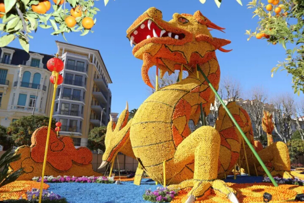 　　法国芒通举办柠檬节，当地人用柠檬做出“中国龙”的雕塑，可爱吸睛。  　　中国制造以其物美价廉，质量可靠红遍全球，很多外国人会来到中国买一大堆实用的中国产品回家，又或者直接在本地购买中国商品。中国制造已经慢慢进入外国人的家庭，并且占据重要的地位。  　　    　　新西兰奥克兰，北京奥运会吉祥物“福娃”参加当地圣诞节大游行。外国人显得有些受宠若惊，不过很快就拿着相机拍照。  　　    　　美国丹佛，美国总统候选人希拉里在竞选途中参观当地一家领带厂，手拿一条中国制造的唐纳德·特朗普牌领带。  　　    　　尼日利亚首都阿布贾西郊伊都火车站，尼日利亚总统布哈里试乘客车。阿布贾到卡杜纳铁路全长186.5公里，由中国土木工程集团负责设计和施工。  　　    　　希腊雅典，在废弃的某机场，一名男生坐在中式蚊帐里面。周围用的都是帐篷，但他看起来十分的惬意，非常的实用。  　　    　　巴勒斯坦加沙地带拉法赫，当地的一位居民患有头痛，去诊所的时候，医生用针灸放血的方式为他治疗。  　　    　　科特迪瓦阿比让，科特迪瓦总统阿拉萨纳·瓦塔拉的支持者参加竞选集会，吹响呜呜祖拉。世界90%左右的呜呜祖拉都是中国制造的。  　　    　　韩国首尔，首尔广场当日支起大量中式蚊帐，以呼吁民众关注非洲的疟疾问题。款式多样，看起来既美观又耐用。  　　    　　印度北部城市阿拉哈巴德，一名卖中国式蒲扇的小贩骑车叫卖。印象中老奶奶们都爱用蒲扇，闲聊的时候最爱用来扇风。  　　    　　美国芝加哥，街头的兵马俑复制品。芝加哥菲尔德博物馆也推出一项特别的寻宝游戏，让民众根据线索在芝加哥寻找真人比例的兵马俑复制品。  　　    　　美国迈阿密滩，玩具店里出售的电子仓鼠。这款中国生产的玩具可以说是今年美国购物季最大的“明星”,被媒体称为“必须拥有”的圣诞礼物。  　　    　　中国北京，MetroChina城轨展上中国北车展出的“中国制造”城轨车辆即将飞赴土耳其。中国制造范围很广，只有你想不到，没有做不到的。  　　    　　美国纽约，Willi Ninja出席2015年奥林巴斯时装周，展示手中的中式扇子。  　　    　　丹麦哥本哈根，一位男生走在街头，由于天气寒冷，怀中抱着中国式热水袋。冬天的时候，热水袋可是非常重要的保温工具。  　　    　　巴西里约热内卢，里约地铁4号线项目签订于2013年,由中国中车长客股份公司制造共15组90辆车,首列车于2015年2月到达里约,全部车辆在2015年11月底已全部交付完毕。除了地铁4号线,中国制造的列车也运行在其他的线路上,约占里约奥运会专线列车的60%。  　　没有中国制造，欧美国家绝对不可能维持现在的生活。欧美在电子、机械制造是有优势。但一旦涉及的人工，成本高的要死。五天八小时，而且效率还那么低。中国人自古以来，有着吃苦耐劳的精神，强大的学习能力。我想，在不远的将来，中国将在所有领域都占有举足轻重的地位。  　　这可真不是吹牛，我就拿微信、支付宝这种线上支付的方式来说，哪怕你在美国都找不到!在美国，越来越多的，开始使用支付宝和微信来进行线上付款。在日本，当他们知道就算在街边小吃咱都可以用线上支付，可以再也不用带钱包出门的时候，他们吐槽自己回到了江户时代。  　　中国会一直强大下去，强大到令人刮目相看。  　　文章来自：尼日利亚华人网