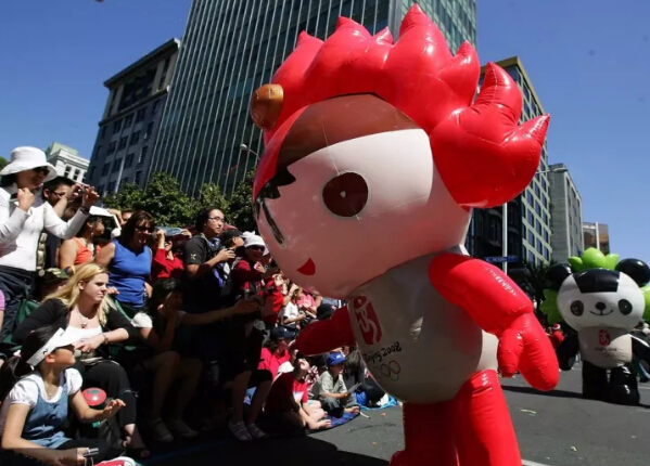 　　法国芒通举办柠檬节，当地人用柠檬做出“中国龙”的雕塑，可爱吸睛。  　　中国制造以其物美价廉，质量可靠红遍全球，很多外国人会来到中国买一大堆实用的中国产品回家，又或者直接在本地购买中国商品。中国制造已经慢慢进入外国人的家庭，并且占据重要的地位。  　　    　　新西兰奥克兰，北京奥运会吉祥物“福娃”参加当地圣诞节大游行。外国人显得有些受宠若惊，不过很快就拿着相机拍照。  　　    　　美国丹佛，美国总统候选人希拉里在竞选途中参观当地一家领带厂，手拿一条中国制造的唐纳德·特朗普牌领带。  　　    　　尼日利亚首都阿布贾西郊伊都火车站，尼日利亚总统布哈里试乘客车。阿布贾到卡杜纳铁路全长186.5公里，由中国土木工程集团负责设计和施工。  　　    　　希腊雅典，在废弃的某机场，一名男生坐在中式蚊帐里面。周围用的都是帐篷，但他看起来十分的惬意，非常的实用。  　　    　　巴勒斯坦加沙地带拉法赫，当地的一位居民患有头痛，去诊所的时候，医生用针灸放血的方式为他治疗。  　　    　　科特迪瓦阿比让，科特迪瓦总统阿拉萨纳·瓦塔拉的支持者参加竞选集会，吹响呜呜祖拉。世界90%左右的呜呜祖拉都是中国制造的。  　　    　　韩国首尔，首尔广场当日支起大量中式蚊帐，以呼吁民众关注非洲的疟疾问题。款式多样，看起来既美观又耐用。  　　    　　印度北部城市阿拉哈巴德，一名卖中国式蒲扇的小贩骑车叫卖。印象中老奶奶们都爱用蒲扇，闲聊的时候最爱用来扇风。  　　    　　美国芝加哥，街头的兵马俑复制品。芝加哥菲尔德博物馆也推出一项特别的寻宝游戏，让民众根据线索在芝加哥寻找真人比例的兵马俑复制品。  　　    　　美国迈阿密滩，玩具店里出售的电子仓鼠。这款中国生产的玩具可以说是今年美国购物季最大的“明星”,被媒体称为“必须拥有”的圣诞礼物。  　　    　　中国北京，MetroChina城轨展上中国北车展出的“中国制造”城轨车辆即将飞赴土耳其。中国制造范围很广，只有你想不到，没有做不到的。  　　    　　美国纽约，Willi Ninja出席2015年奥林巴斯时装周，展示手中的中式扇子。  　　    　　丹麦哥本哈根，一位男生走在街头，由于天气寒冷，怀中抱着中国式热水袋。冬天的时候，热水袋可是非常重要的保温工具。  　　    　　巴西里约热内卢，里约地铁4号线项目签订于2013年,由中国中车长客股份公司制造共15组90辆车,首列车于2015年2月到达里约,全部车辆在2015年11月底已全部交付完毕。除了地铁4号线,中国制造的列车也运行在其他的线路上,约占里约奥运会专线列车的60%。  　　没有中国制造，欧美国家绝对不可能维持现在的生活。欧美在电子、机械制造是有优势。但一旦涉及的人工，成本高的要死。五天八小时，而且效率还那么低。中国人自古以来，有着吃苦耐劳的精神，强大的学习能力。我想，在不远的将来，中国将在所有领域都占有举足轻重的地位。  　　这可真不是吹牛，我就拿微信、支付宝这种线上支付的方式来说，哪怕你在美国都找不到!在美国，越来越多的，开始使用支付宝和微信来进行线上付款。在日本，当他们知道就算在街边小吃咱都可以用线上支付，可以再也不用带钱包出门的时候，他们吐槽自己回到了江户时代。  　　中国会一直强大下去，强大到令人刮目相看。  　　文章来自：尼日利亚华人网