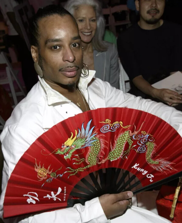 　　法国芒通举办柠檬节，当地人用柠檬做出“中国龙”的雕塑，可爱吸睛。  　　中国制造以其物美价廉，质量可靠红遍全球，很多外国人会来到中国买一大堆实用的中国产品回家，又或者直接在本地购买中国商品。中国制造已经慢慢进入外国人的家庭，并且占据重要的地位。  　　    　　新西兰奥克兰，北京奥运会吉祥物“福娃”参加当地圣诞节大游行。外国人显得有些受宠若惊，不过很快就拿着相机拍照。  　　    　　美国丹佛，美国总统候选人希拉里在竞选途中参观当地一家领带厂，手拿一条中国制造的唐纳德·特朗普牌领带。  　　    　　尼日利亚首都阿布贾西郊伊都火车站，尼日利亚总统布哈里试乘客车。阿布贾到卡杜纳铁路全长186.5公里，由中国土木工程集团负责设计和施工。  　　    　　希腊雅典，在废弃的某机场，一名男生坐在中式蚊帐里面。周围用的都是帐篷，但他看起来十分的惬意，非常的实用。  　　    　　巴勒斯坦加沙地带拉法赫，当地的一位居民患有头痛，去诊所的时候，医生用针灸放血的方式为他治疗。  　　    　　科特迪瓦阿比让，科特迪瓦总统阿拉萨纳·瓦塔拉的支持者参加竞选集会，吹响呜呜祖拉。世界90%左右的呜呜祖拉都是中国制造的。  　　    　　韩国首尔，首尔广场当日支起大量中式蚊帐，以呼吁民众关注非洲的疟疾问题。款式多样，看起来既美观又耐用。  　　    　　印度北部城市阿拉哈巴德，一名卖中国式蒲扇的小贩骑车叫卖。印象中老奶奶们都爱用蒲扇，闲聊的时候最爱用来扇风。  　　    　　美国芝加哥，街头的兵马俑复制品。芝加哥菲尔德博物馆也推出一项特别的寻宝游戏，让民众根据线索在芝加哥寻找真人比例的兵马俑复制品。  　　    　　美国迈阿密滩，玩具店里出售的电子仓鼠。这款中国生产的玩具可以说是今年美国购物季最大的“明星”,被媒体称为“必须拥有”的圣诞礼物。  　　    　　中国北京，MetroChina城轨展上中国北车展出的“中国制造”城轨车辆即将飞赴土耳其。中国制造范围很广，只有你想不到，没有做不到的。  　　    　　美国纽约，Willi Ninja出席2015年奥林巴斯时装周，展示手中的中式扇子。  　　    　　丹麦哥本哈根，一位男生走在街头，由于天气寒冷，怀中抱着中国式热水袋。冬天的时候，热水袋可是非常重要的保温工具。  　　    　　巴西里约热内卢，里约地铁4号线项目签订于2013年,由中国中车长客股份公司制造共15组90辆车,首列车于2015年2月到达里约,全部车辆在2015年11月底已全部交付完毕。除了地铁4号线,中国制造的列车也运行在其他的线路上,约占里约奥运会专线列车的60%。  　　没有中国制造，欧美国家绝对不可能维持现在的生活。欧美在电子、机械制造是有优势。但一旦涉及的人工，成本高的要死。五天八小时，而且效率还那么低。中国人自古以来，有着吃苦耐劳的精神，强大的学习能力。我想，在不远的将来，中国将在所有领域都占有举足轻重的地位。  　　这可真不是吹牛，我就拿微信、支付宝这种线上支付的方式来说，哪怕你在美国都找不到!在美国，越来越多的，开始使用支付宝和微信来进行线上付款。在日本，当他们知道就算在街边小吃咱都可以用线上支付，可以再也不用带钱包出门的时候，他们吐槽自己回到了江户时代。  　　中国会一直强大下去，强大到令人刮目相看。  　　文章来自：尼日利亚华人网