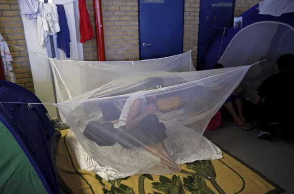 　　法国芒通举办柠檬节，当地人用柠檬做出“中国龙”的雕塑，可爱吸睛。  　　中国制造以其物美价廉，质量可靠红遍全球，很多外国人会来到中国买一大堆实用的中国产品回家，又或者直接在本地购买中国商品。中国制造已经慢慢进入外国人的家庭，并且占据重要的地位。  　　    　　新西兰奥克兰，北京奥运会吉祥物“福娃”参加当地圣诞节大游行。外国人显得有些受宠若惊，不过很快就拿着相机拍照。  　　    　　美国丹佛，美国总统候选人希拉里在竞选途中参观当地一家领带厂，手拿一条中国制造的唐纳德·特朗普牌领带。  　　    　　尼日利亚首都阿布贾西郊伊都火车站，尼日利亚总统布哈里试乘客车。阿布贾到卡杜纳铁路全长186.5公里，由中国土木工程集团负责设计和施工。  　　    　　希腊雅典，在废弃的某机场，一名男生坐在中式蚊帐里面。周围用的都是帐篷，但他看起来十分的惬意，非常的实用。  　　    　　巴勒斯坦加沙地带拉法赫，当地的一位居民患有头痛，去诊所的时候，医生用针灸放血的方式为他治疗。  　　    　　科特迪瓦阿比让，科特迪瓦总统阿拉萨纳·瓦塔拉的支持者参加竞选集会，吹响呜呜祖拉。世界90%左右的呜呜祖拉都是中国制造的。  　　    　　韩国首尔，首尔广场当日支起大量中式蚊帐，以呼吁民众关注非洲的疟疾问题。款式多样，看起来既美观又耐用。  　　    　　印度北部城市阿拉哈巴德，一名卖中国式蒲扇的小贩骑车叫卖。印象中老奶奶们都爱用蒲扇，闲聊的时候最爱用来扇风。  　　    　　美国芝加哥，街头的兵马俑复制品。芝加哥菲尔德博物馆也推出一项特别的寻宝游戏，让民众根据线索在芝加哥寻找真人比例的兵马俑复制品。  　　    　　美国迈阿密滩，玩具店里出售的电子仓鼠。这款中国生产的玩具可以说是今年美国购物季最大的“明星”,被媒体称为“必须拥有”的圣诞礼物。  　　    　　中国北京，MetroChina城轨展上中国北车展出的“中国制造”城轨车辆即将飞赴土耳其。中国制造范围很广，只有你想不到，没有做不到的。  　　    　　美国纽约，Willi Ninja出席2015年奥林巴斯时装周，展示手中的中式扇子。  　　    　　丹麦哥本哈根，一位男生走在街头，由于天气寒冷，怀中抱着中国式热水袋。冬天的时候，热水袋可是非常重要的保温工具。  　　    　　巴西里约热内卢，里约地铁4号线项目签订于2013年,由中国中车长客股份公司制造共15组90辆车,首列车于2015年2月到达里约,全部车辆在2015年11月底已全部交付完毕。除了地铁4号线,中国制造的列车也运行在其他的线路上,约占里约奥运会专线列车的60%。  　　没有中国制造，欧美国家绝对不可能维持现在的生活。欧美在电子、机械制造是有优势。但一旦涉及的人工，成本高的要死。五天八小时，而且效率还那么低。中国人自古以来，有着吃苦耐劳的精神，强大的学习能力。我想，在不远的将来，中国将在所有领域都占有举足轻重的地位。  　　这可真不是吹牛，我就拿微信、支付宝这种线上支付的方式来说，哪怕你在美国都找不到!在美国，越来越多的，开始使用支付宝和微信来进行线上付款。在日本，当他们知道就算在街边小吃咱都可以用线上支付，可以再也不用带钱包出门的时候，他们吐槽自己回到了江户时代。  　　中国会一直强大下去，强大到令人刮目相看。  　　文章来自：尼日利亚华人网