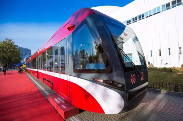 　　法国芒通举办柠檬节，当地人用柠檬做出“中国龙”的雕塑，可爱吸睛。  　　中国制造以其物美价廉，质量可靠红遍全球，很多外国人会来到中国买一大堆实用的中国产品回家，又或者直接在本地购买中国商品。中国制造已经慢慢进入外国人的家庭，并且占据重要的地位。  　　    　　新西兰奥克兰，北京奥运会吉祥物“福娃”参加当地圣诞节大游行。外国人显得有些受宠若惊，不过很快就拿着相机拍照。  　　    　　美国丹佛，美国总统候选人希拉里在竞选途中参观当地一家领带厂，手拿一条中国制造的唐纳德·特朗普牌领带。  　　    　　尼日利亚首都阿布贾西郊伊都火车站，尼日利亚总统布哈里试乘客车。阿布贾到卡杜纳铁路全长186.5公里，由中国土木工程集团负责设计和施工。  　　    　　希腊雅典，在废弃的某机场，一名男生坐在中式蚊帐里面。周围用的都是帐篷，但他看起来十分的惬意，非常的实用。  　　    　　巴勒斯坦加沙地带拉法赫，当地的一位居民患有头痛，去诊所的时候，医生用针灸放血的方式为他治疗。  　　    　　科特迪瓦阿比让，科特迪瓦总统阿拉萨纳·瓦塔拉的支持者参加竞选集会，吹响呜呜祖拉。世界90%左右的呜呜祖拉都是中国制造的。  　　    　　韩国首尔，首尔广场当日支起大量中式蚊帐，以呼吁民众关注非洲的疟疾问题。款式多样，看起来既美观又耐用。  　　    　　印度北部城市阿拉哈巴德，一名卖中国式蒲扇的小贩骑车叫卖。印象中老奶奶们都爱用蒲扇，闲聊的时候最爱用来扇风。  　　    　　美国芝加哥，街头的兵马俑复制品。芝加哥菲尔德博物馆也推出一项特别的寻宝游戏，让民众根据线索在芝加哥寻找真人比例的兵马俑复制品。  　　    　　美国迈阿密滩，玩具店里出售的电子仓鼠。这款中国生产的玩具可以说是今年美国购物季最大的“明星”,被媒体称为“必须拥有”的圣诞礼物。  　　    　　中国北京，MetroChina城轨展上中国北车展出的“中国制造”城轨车辆即将飞赴土耳其。中国制造范围很广，只有你想不到，没有做不到的。  　　    　　美国纽约，Willi Ninja出席2015年奥林巴斯时装周，展示手中的中式扇子。  　　    　　丹麦哥本哈根，一位男生走在街头，由于天气寒冷，怀中抱着中国式热水袋。冬天的时候，热水袋可是非常重要的保温工具。  　　    　　巴西里约热内卢，里约地铁4号线项目签订于2013年,由中国中车长客股份公司制造共15组90辆车,首列车于2015年2月到达里约,全部车辆在2015年11月底已全部交付完毕。除了地铁4号线,中国制造的列车也运行在其他的线路上,约占里约奥运会专线列车的60%。  　　没有中国制造，欧美国家绝对不可能维持现在的生活。欧美在电子、机械制造是有优势。但一旦涉及的人工，成本高的要死。五天八小时，而且效率还那么低。中国人自古以来，有着吃苦耐劳的精神，强大的学习能力。我想，在不远的将来，中国将在所有领域都占有举足轻重的地位。  　　这可真不是吹牛，我就拿微信、支付宝这种线上支付的方式来说，哪怕你在美国都找不到!在美国，越来越多的，开始使用支付宝和微信来进行线上付款。在日本，当他们知道就算在街边小吃咱都可以用线上支付，可以再也不用带钱包出门的时候，他们吐槽自己回到了江户时代。  　　中国会一直强大下去，强大到令人刮目相看。  　　文章来自：尼日利亚华人网