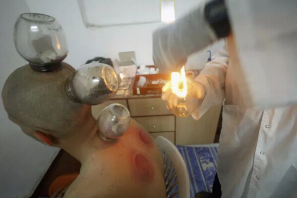 　　法国芒通举办柠檬节，当地人用柠檬做出“中国龙”的雕塑，可爱吸睛。  　　中国制造以其物美价廉，质量可靠红遍全球，很多外国人会来到中国买一大堆实用的中国产品回家，又或者直接在本地购买中国商品。中国制造已经慢慢进入外国人的家庭，并且占据重要的地位。  　　    　　新西兰奥克兰，北京奥运会吉祥物“福娃”参加当地圣诞节大游行。外国人显得有些受宠若惊，不过很快就拿着相机拍照。  　　    　　美国丹佛，美国总统候选人希拉里在竞选途中参观当地一家领带厂，手拿一条中国制造的唐纳德·特朗普牌领带。  　　    　　尼日利亚首都阿布贾西郊伊都火车站，尼日利亚总统布哈里试乘客车。阿布贾到卡杜纳铁路全长186.5公里，由中国土木工程集团负责设计和施工。  　　    　　希腊雅典，在废弃的某机场，一名男生坐在中式蚊帐里面。周围用的都是帐篷，但他看起来十分的惬意，非常的实用。  　　    　　巴勒斯坦加沙地带拉法赫，当地的一位居民患有头痛，去诊所的时候，医生用针灸放血的方式为他治疗。  　　    　　科特迪瓦阿比让，科特迪瓦总统阿拉萨纳·瓦塔拉的支持者参加竞选集会，吹响呜呜祖拉。世界90%左右的呜呜祖拉都是中国制造的。  　　    　　韩国首尔，首尔广场当日支起大量中式蚊帐，以呼吁民众关注非洲的疟疾问题。款式多样，看起来既美观又耐用。  　　    　　印度北部城市阿拉哈巴德，一名卖中国式蒲扇的小贩骑车叫卖。印象中老奶奶们都爱用蒲扇，闲聊的时候最爱用来扇风。  　　    　　美国芝加哥，街头的兵马俑复制品。芝加哥菲尔德博物馆也推出一项特别的寻宝游戏，让民众根据线索在芝加哥寻找真人比例的兵马俑复制品。  　　    　　美国迈阿密滩，玩具店里出售的电子仓鼠。这款中国生产的玩具可以说是今年美国购物季最大的“明星”,被媒体称为“必须拥有”的圣诞礼物。  　　    　　中国北京，MetroChina城轨展上中国北车展出的“中国制造”城轨车辆即将飞赴土耳其。中国制造范围很广，只有你想不到，没有做不到的。  　　    　　美国纽约，Willi Ninja出席2015年奥林巴斯时装周，展示手中的中式扇子。  　　    　　丹麦哥本哈根，一位男生走在街头，由于天气寒冷，怀中抱着中国式热水袋。冬天的时候，热水袋可是非常重要的保温工具。  　　    　　巴西里约热内卢，里约地铁4号线项目签订于2013年,由中国中车长客股份公司制造共15组90辆车,首列车于2015年2月到达里约,全部车辆在2015年11月底已全部交付完毕。除了地铁4号线,中国制造的列车也运行在其他的线路上,约占里约奥运会专线列车的60%。  　　没有中国制造，欧美国家绝对不可能维持现在的生活。欧美在电子、机械制造是有优势。但一旦涉及的人工，成本高的要死。五天八小时，而且效率还那么低。中国人自古以来，有着吃苦耐劳的精神，强大的学习能力。我想，在不远的将来，中国将在所有领域都占有举足轻重的地位。  　　这可真不是吹牛，我就拿微信、支付宝这种线上支付的方式来说，哪怕你在美国都找不到!在美国，越来越多的，开始使用支付宝和微信来进行线上付款。在日本，当他们知道就算在街边小吃咱都可以用线上支付，可以再也不用带钱包出门的时候，他们吐槽自己回到了江户时代。  　　中国会一直强大下去，强大到令人刮目相看。  　　文章来自：尼日利亚华人网