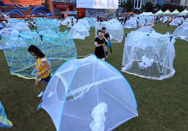 　　法国芒通举办柠檬节，当地人用柠檬做出“中国龙”的雕塑，可爱吸睛。  　　中国制造以其物美价廉，质量可靠红遍全球，很多外国人会来到中国买一大堆实用的中国产品回家，又或者直接在本地购买中国商品。中国制造已经慢慢进入外国人的家庭，并且占据重要的地位。  　　    　　新西兰奥克兰，北京奥运会吉祥物“福娃”参加当地圣诞节大游行。外国人显得有些受宠若惊，不过很快就拿着相机拍照。  　　    　　美国丹佛，美国总统候选人希拉里在竞选途中参观当地一家领带厂，手拿一条中国制造的唐纳德·特朗普牌领带。  　　    　　尼日利亚首都阿布贾西郊伊都火车站，尼日利亚总统布哈里试乘客车。阿布贾到卡杜纳铁路全长186.5公里，由中国土木工程集团负责设计和施工。  　　    　　希腊雅典，在废弃的某机场，一名男生坐在中式蚊帐里面。周围用的都是帐篷，但他看起来十分的惬意，非常的实用。  　　    　　巴勒斯坦加沙地带拉法赫，当地的一位居民患有头痛，去诊所的时候，医生用针灸放血的方式为他治疗。  　　    　　科特迪瓦阿比让，科特迪瓦总统阿拉萨纳·瓦塔拉的支持者参加竞选集会，吹响呜呜祖拉。世界90%左右的呜呜祖拉都是中国制造的。  　　    　　韩国首尔，首尔广场当日支起大量中式蚊帐，以呼吁民众关注非洲的疟疾问题。款式多样，看起来既美观又耐用。  　　    　　印度北部城市阿拉哈巴德，一名卖中国式蒲扇的小贩骑车叫卖。印象中老奶奶们都爱用蒲扇，闲聊的时候最爱用来扇风。  　　    　　美国芝加哥，街头的兵马俑复制品。芝加哥菲尔德博物馆也推出一项特别的寻宝游戏，让民众根据线索在芝加哥寻找真人比例的兵马俑复制品。  　　    　　美国迈阿密滩，玩具店里出售的电子仓鼠。这款中国生产的玩具可以说是今年美国购物季最大的“明星”,被媒体称为“必须拥有”的圣诞礼物。  　　    　　中国北京，MetroChina城轨展上中国北车展出的“中国制造”城轨车辆即将飞赴土耳其。中国制造范围很广，只有你想不到，没有做不到的。  　　    　　美国纽约，Willi Ninja出席2015年奥林巴斯时装周，展示手中的中式扇子。  　　    　　丹麦哥本哈根，一位男生走在街头，由于天气寒冷，怀中抱着中国式热水袋。冬天的时候，热水袋可是非常重要的保温工具。  　　    　　巴西里约热内卢，里约地铁4号线项目签订于2013年,由中国中车长客股份公司制造共15组90辆车,首列车于2015年2月到达里约,全部车辆在2015年11月底已全部交付完毕。除了地铁4号线,中国制造的列车也运行在其他的线路上,约占里约奥运会专线列车的60%。  　　没有中国制造，欧美国家绝对不可能维持现在的生活。欧美在电子、机械制造是有优势。但一旦涉及的人工，成本高的要死。五天八小时，而且效率还那么低。中国人自古以来，有着吃苦耐劳的精神，强大的学习能力。我想，在不远的将来，中国将在所有领域都占有举足轻重的地位。  　　这可真不是吹牛，我就拿微信、支付宝这种线上支付的方式来说，哪怕你在美国都找不到!在美国，越来越多的，开始使用支付宝和微信来进行线上付款。在日本，当他们知道就算在街边小吃咱都可以用线上支付，可以再也不用带钱包出门的时候，他们吐槽自己回到了江户时代。  　　中国会一直强大下去，强大到令人刮目相看。  　　文章来自：尼日利亚华人网