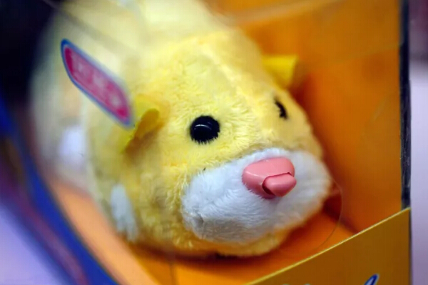 　　法国芒通举办柠檬节，当地人用柠檬做出“中国龙”的雕塑，可爱吸睛。  　　中国制造以其物美价廉，质量可靠红遍全球，很多外国人会来到中国买一大堆实用的中国产品回家，又或者直接在本地购买中国商品。中国制造已经慢慢进入外国人的家庭，并且占据重要的地位。  　　    　　新西兰奥克兰，北京奥运会吉祥物“福娃”参加当地圣诞节大游行。外国人显得有些受宠若惊，不过很快就拿着相机拍照。  　　    　　美国丹佛，美国总统候选人希拉里在竞选途中参观当地一家领带厂，手拿一条中国制造的唐纳德·特朗普牌领带。  　　    　　尼日利亚首都阿布贾西郊伊都火车站，尼日利亚总统布哈里试乘客车。阿布贾到卡杜纳铁路全长186.5公里，由中国土木工程集团负责设计和施工。  　　    　　希腊雅典，在废弃的某机场，一名男生坐在中式蚊帐里面。周围用的都是帐篷，但他看起来十分的惬意，非常的实用。  　　    　　巴勒斯坦加沙地带拉法赫，当地的一位居民患有头痛，去诊所的时候，医生用针灸放血的方式为他治疗。  　　    　　科特迪瓦阿比让，科特迪瓦总统阿拉萨纳·瓦塔拉的支持者参加竞选集会，吹响呜呜祖拉。世界90%左右的呜呜祖拉都是中国制造的。  　　    　　韩国首尔，首尔广场当日支起大量中式蚊帐，以呼吁民众关注非洲的疟疾问题。款式多样，看起来既美观又耐用。  　　    　　印度北部城市阿拉哈巴德，一名卖中国式蒲扇的小贩骑车叫卖。印象中老奶奶们都爱用蒲扇，闲聊的时候最爱用来扇风。  　　    　　美国芝加哥，街头的兵马俑复制品。芝加哥菲尔德博物馆也推出一项特别的寻宝游戏，让民众根据线索在芝加哥寻找真人比例的兵马俑复制品。  　　    　　美国迈阿密滩，玩具店里出售的电子仓鼠。这款中国生产的玩具可以说是今年美国购物季最大的“明星”,被媒体称为“必须拥有”的圣诞礼物。  　　    　　中国北京，MetroChina城轨展上中国北车展出的“中国制造”城轨车辆即将飞赴土耳其。中国制造范围很广，只有你想不到，没有做不到的。  　　    　　美国纽约，Willi Ninja出席2015年奥林巴斯时装周，展示手中的中式扇子。  　　    　　丹麦哥本哈根，一位男生走在街头，由于天气寒冷，怀中抱着中国式热水袋。冬天的时候，热水袋可是非常重要的保温工具。  　　    　　巴西里约热内卢，里约地铁4号线项目签订于2013年,由中国中车长客股份公司制造共15组90辆车,首列车于2015年2月到达里约,全部车辆在2015年11月底已全部交付完毕。除了地铁4号线,中国制造的列车也运行在其他的线路上,约占里约奥运会专线列车的60%。  　　没有中国制造，欧美国家绝对不可能维持现在的生活。欧美在电子、机械制造是有优势。但一旦涉及的人工，成本高的要死。五天八小时，而且效率还那么低。中国人自古以来，有着吃苦耐劳的精神，强大的学习能力。我想，在不远的将来，中国将在所有领域都占有举足轻重的地位。  　　这可真不是吹牛，我就拿微信、支付宝这种线上支付的方式来说，哪怕你在美国都找不到!在美国，越来越多的，开始使用支付宝和微信来进行线上付款。在日本，当他们知道就算在街边小吃咱都可以用线上支付，可以再也不用带钱包出门的时候，他们吐槽自己回到了江户时代。  　　中国会一直强大下去，强大到令人刮目相看。  　　文章来自：尼日利亚华人网