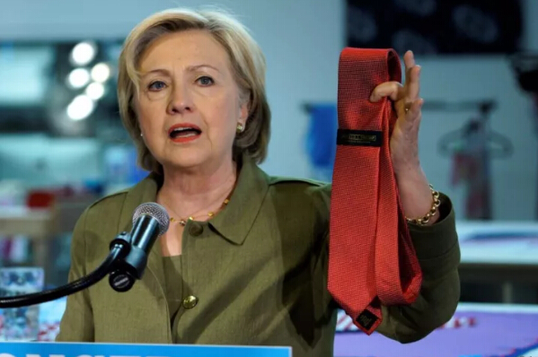 　　法国芒通举办柠檬节，当地人用柠檬做出“中国龙”的雕塑，可爱吸睛。  　　中国制造以其物美价廉，质量可靠红遍全球，很多外国人会来到中国买一大堆实用的中国产品回家，又或者直接在本地购买中国商品。中国制造已经慢慢进入外国人的家庭，并且占据重要的地位。  　　    　　新西兰奥克兰，北京奥运会吉祥物“福娃”参加当地圣诞节大游行。外国人显得有些受宠若惊，不过很快就拿着相机拍照。  　　    　　美国丹佛，美国总统候选人希拉里在竞选途中参观当地一家领带厂，手拿一条中国制造的唐纳德·特朗普牌领带。  　　    　　尼日利亚首都阿布贾西郊伊都火车站，尼日利亚总统布哈里试乘客车。阿布贾到卡杜纳铁路全长186.5公里，由中国土木工程集团负责设计和施工。  　　    　　希腊雅典，在废弃的某机场，一名男生坐在中式蚊帐里面。周围用的都是帐篷，但他看起来十分的惬意，非常的实用。  　　    　　巴勒斯坦加沙地带拉法赫，当地的一位居民患有头痛，去诊所的时候，医生用针灸放血的方式为他治疗。  　　    　　科特迪瓦阿比让，科特迪瓦总统阿拉萨纳·瓦塔拉的支持者参加竞选集会，吹响呜呜祖拉。世界90%左右的呜呜祖拉都是中国制造的。  　　    　　韩国首尔，首尔广场当日支起大量中式蚊帐，以呼吁民众关注非洲的疟疾问题。款式多样，看起来既美观又耐用。  　　    　　印度北部城市阿拉哈巴德，一名卖中国式蒲扇的小贩骑车叫卖。印象中老奶奶们都爱用蒲扇，闲聊的时候最爱用来扇风。  　　    　　美国芝加哥，街头的兵马俑复制品。芝加哥菲尔德博物馆也推出一项特别的寻宝游戏，让民众根据线索在芝加哥寻找真人比例的兵马俑复制品。  　　    　　美国迈阿密滩，玩具店里出售的电子仓鼠。这款中国生产的玩具可以说是今年美国购物季最大的“明星”,被媒体称为“必须拥有”的圣诞礼物。  　　    　　中国北京，MetroChina城轨展上中国北车展出的“中国制造”城轨车辆即将飞赴土耳其。中国制造范围很广，只有你想不到，没有做不到的。  　　    　　美国纽约，Willi Ninja出席2015年奥林巴斯时装周，展示手中的中式扇子。  　　    　　丹麦哥本哈根，一位男生走在街头，由于天气寒冷，怀中抱着中国式热水袋。冬天的时候，热水袋可是非常重要的保温工具。  　　    　　巴西里约热内卢，里约地铁4号线项目签订于2013年,由中国中车长客股份公司制造共15组90辆车,首列车于2015年2月到达里约,全部车辆在2015年11月底已全部交付完毕。除了地铁4号线,中国制造的列车也运行在其他的线路上,约占里约奥运会专线列车的60%。  　　没有中国制造，欧美国家绝对不可能维持现在的生活。欧美在电子、机械制造是有优势。但一旦涉及的人工，成本高的要死。五天八小时，而且效率还那么低。中国人自古以来，有着吃苦耐劳的精神，强大的学习能力。我想，在不远的将来，中国将在所有领域都占有举足轻重的地位。  　　这可真不是吹牛，我就拿微信、支付宝这种线上支付的方式来说，哪怕你在美国都找不到!在美国，越来越多的，开始使用支付宝和微信来进行线上付款。在日本，当他们知道就算在街边小吃咱都可以用线上支付，可以再也不用带钱包出门的时候，他们吐槽自己回到了江户时代。  　　中国会一直强大下去，强大到令人刮目相看。  　　文章来自：尼日利亚华人网